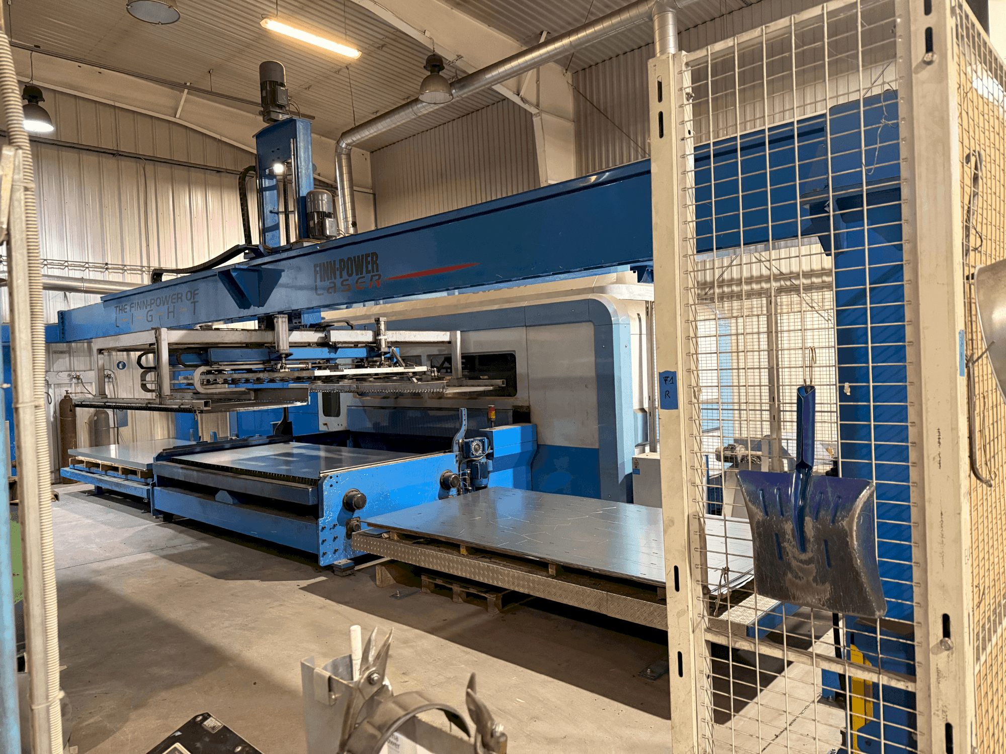 A Finn-Power FPL6-BL gép elölnézete