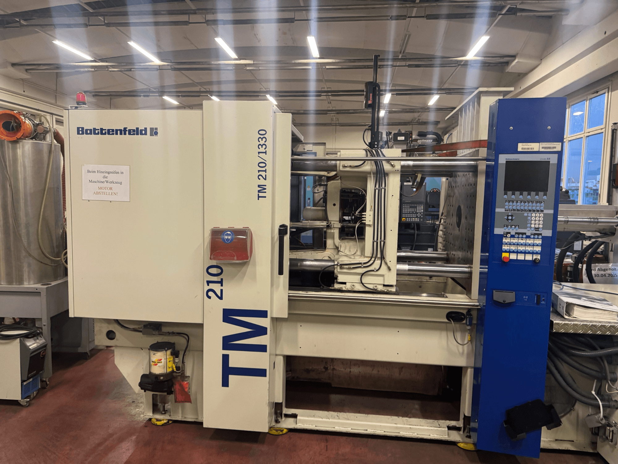 Battenfeld TM 210/1330 hidraulikus fröccsöntőgép, előlnézet, a vezérlőpanel és a gép alkatrészei.