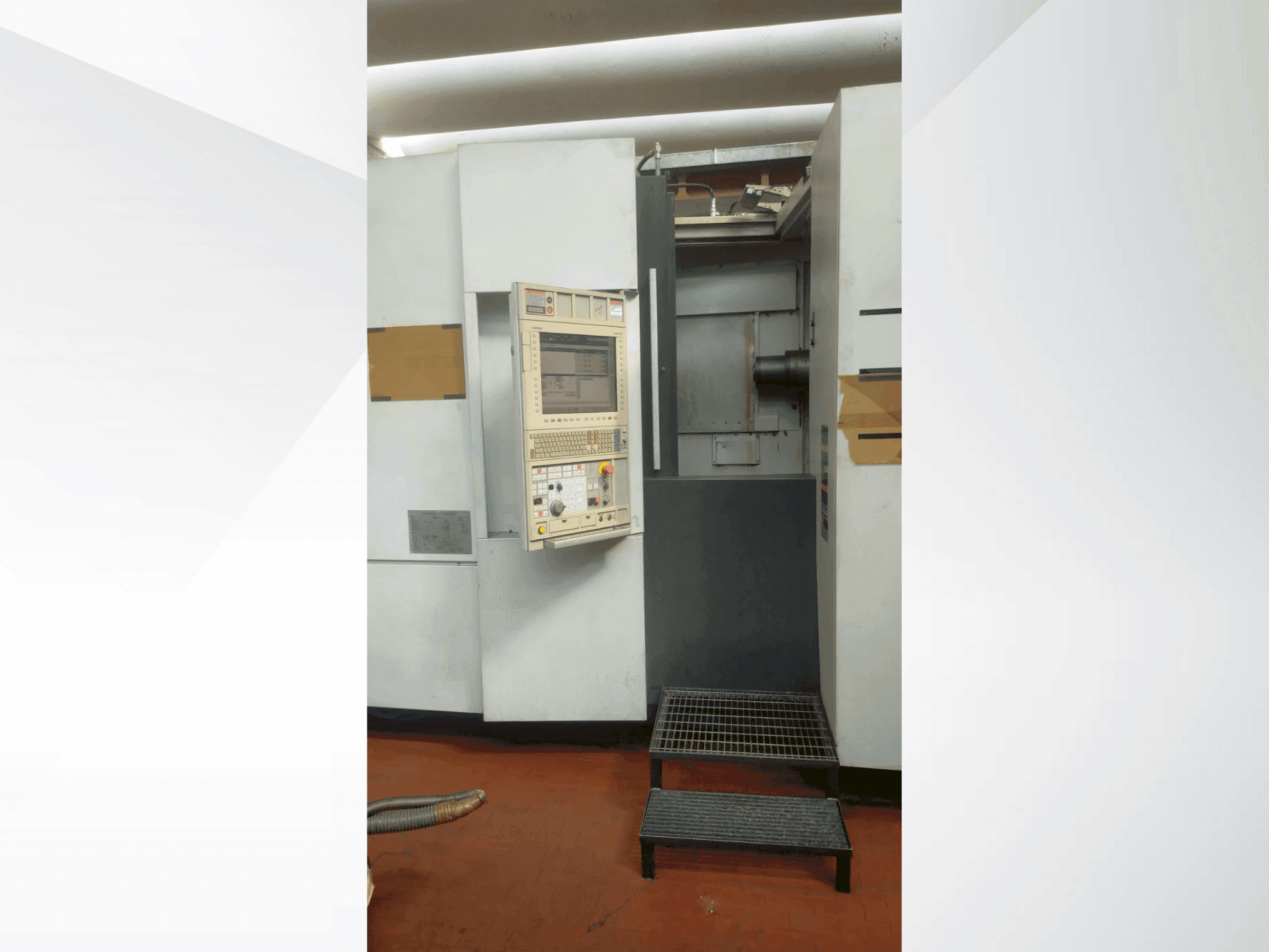 A MORI SEIKI NH 5000/40 DCG gép elölnézete