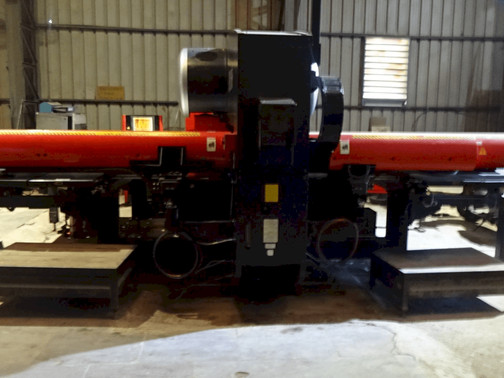 A AMADA EM 2510 NT gép elölnézete