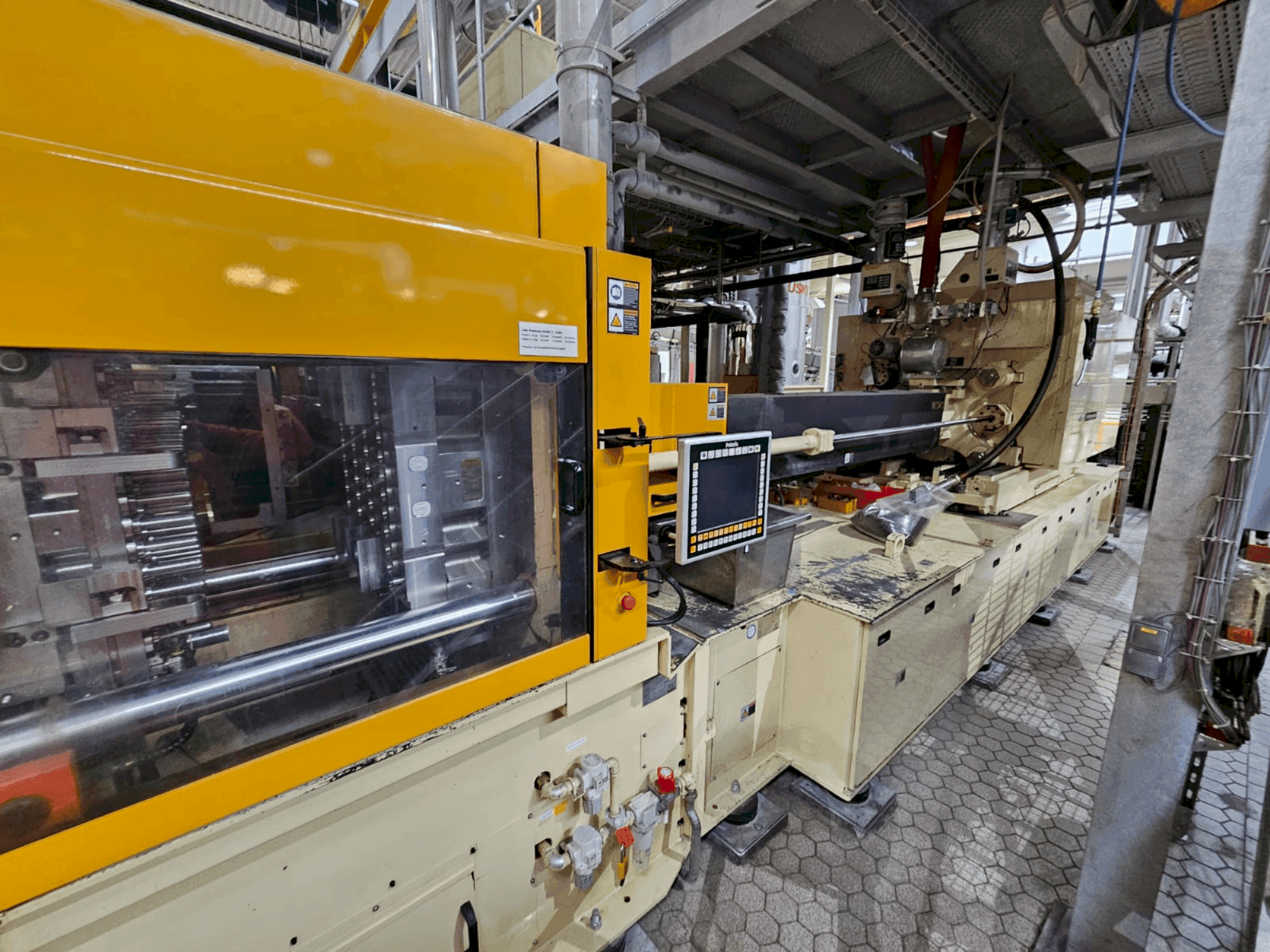 A Husky HPETL230E-RSE95D-95 gép elölnézete