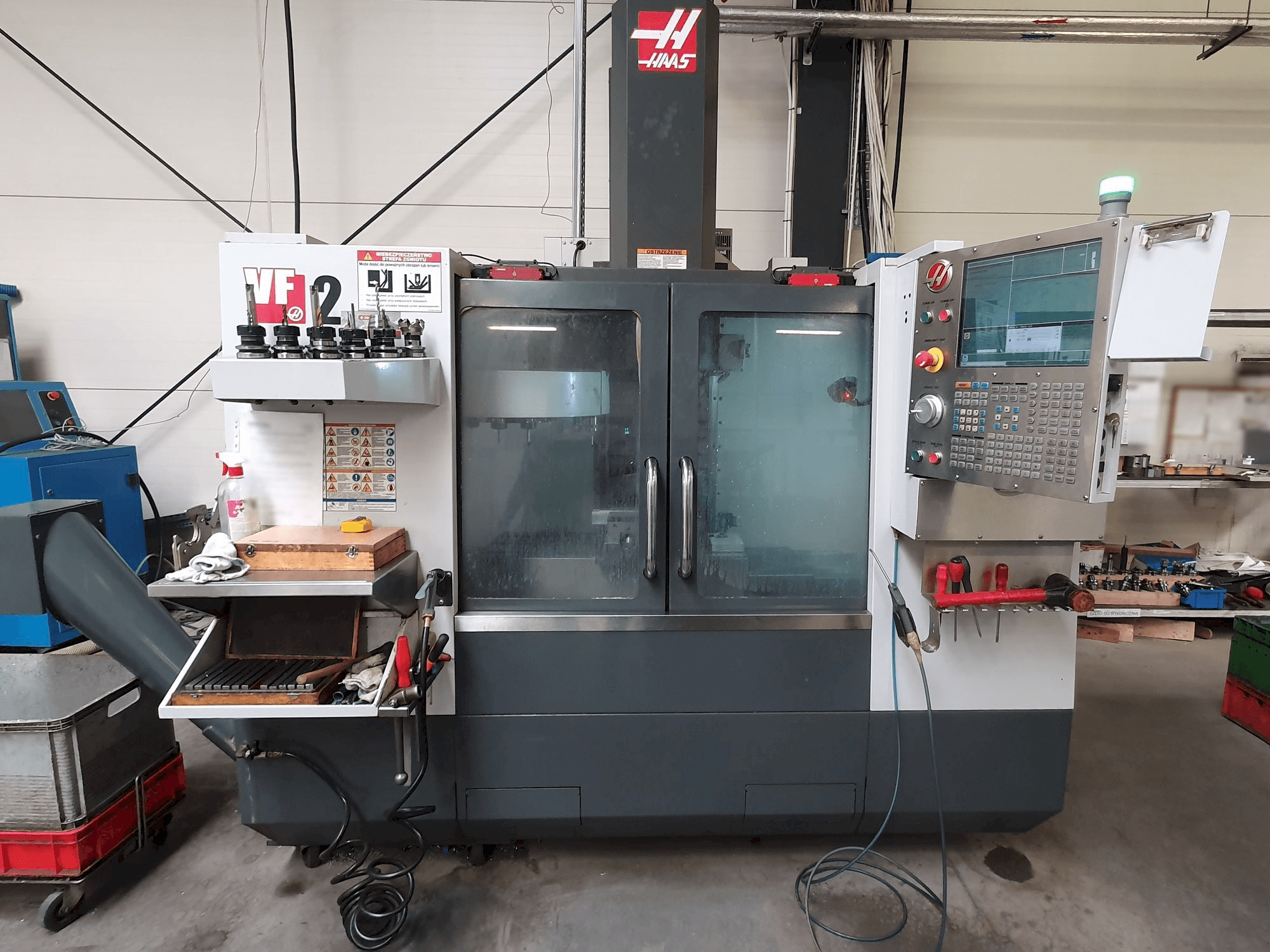A HAAS VF-2 gép elölnézete