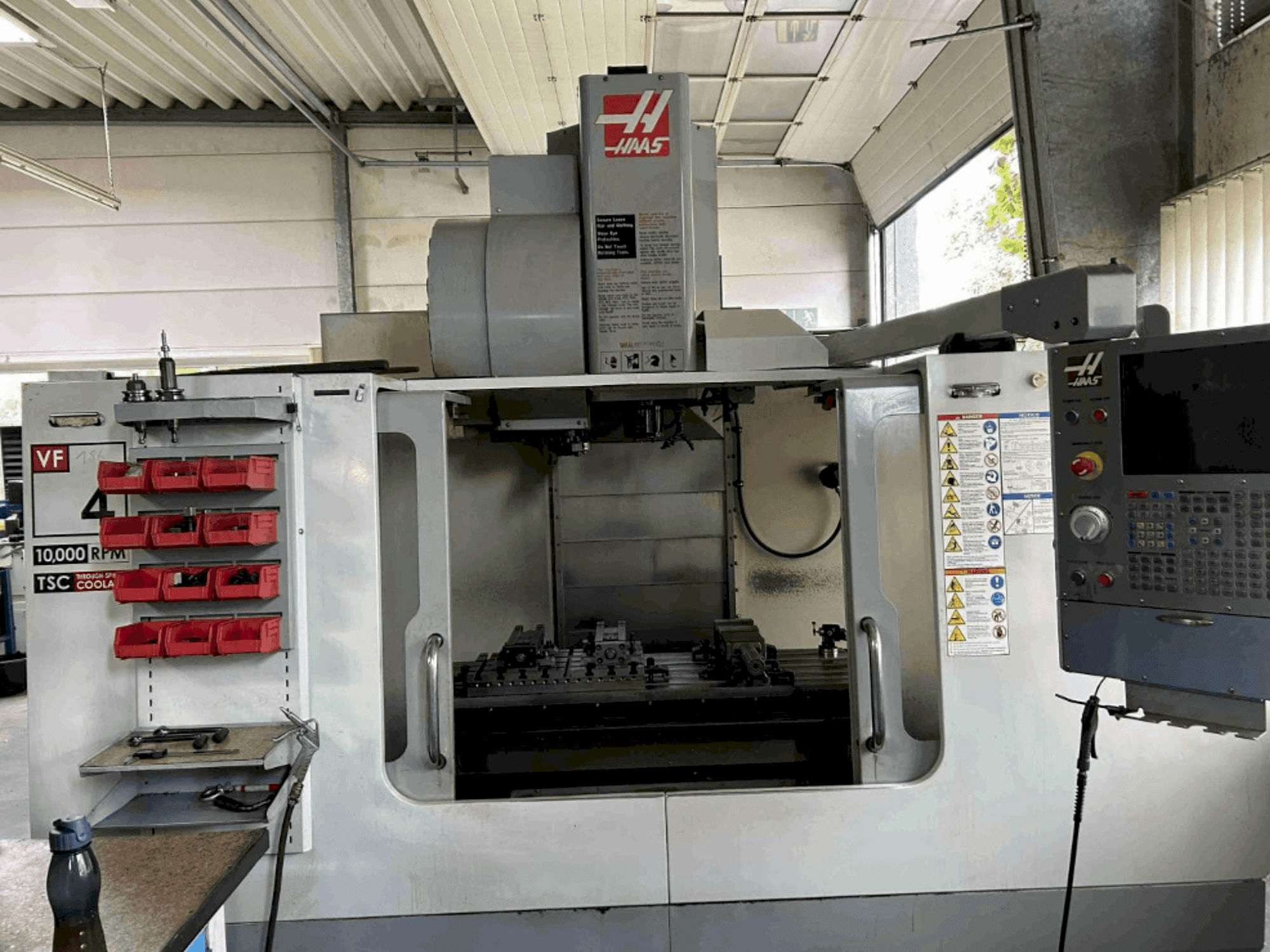 A HAAS VF4 BHE gép elölnézete