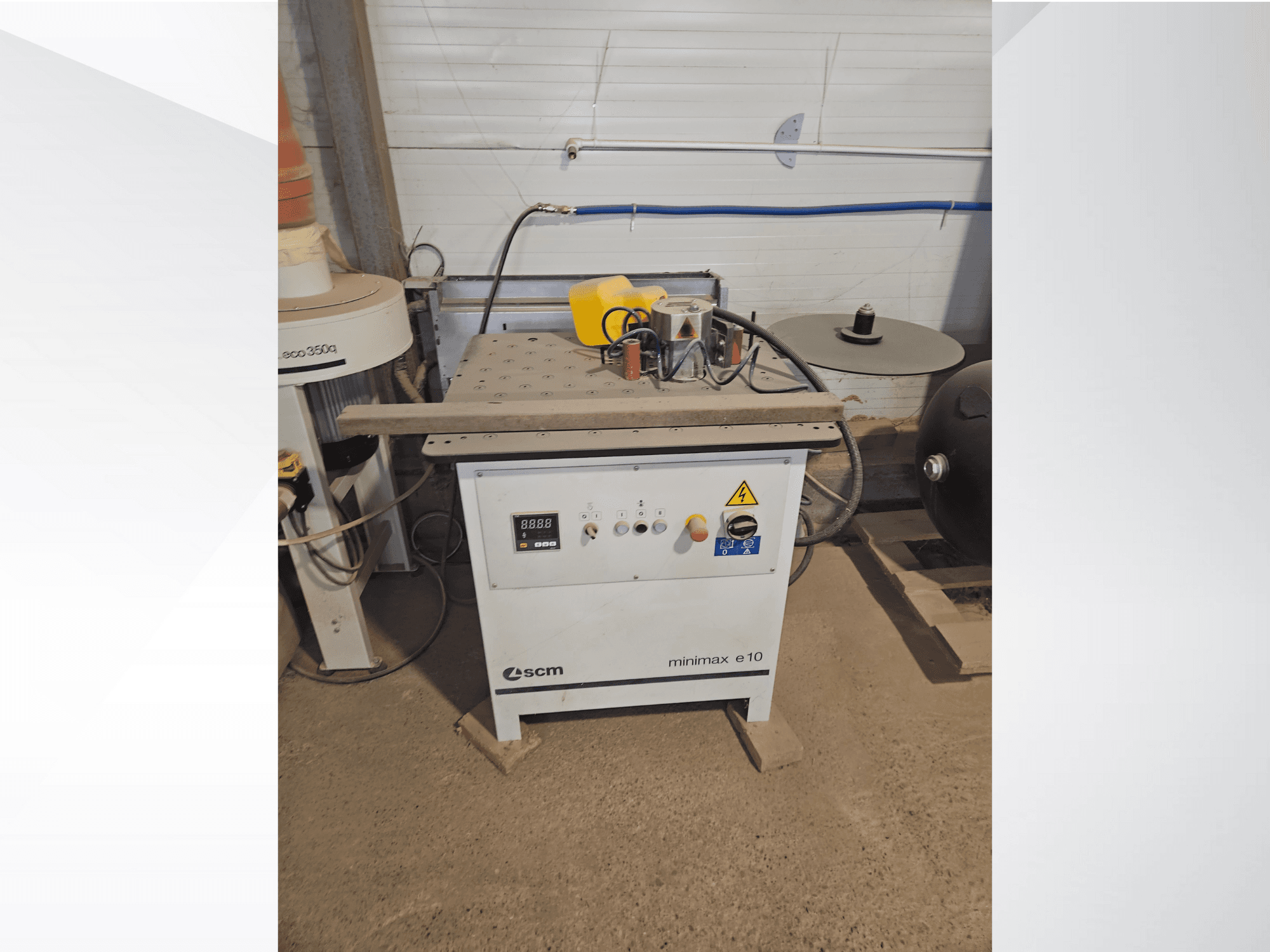 SCM Minimax E10 famegmunkáló gép, elölnézetből, vezérlőpanel, pornyílás és állítható munkafelület.