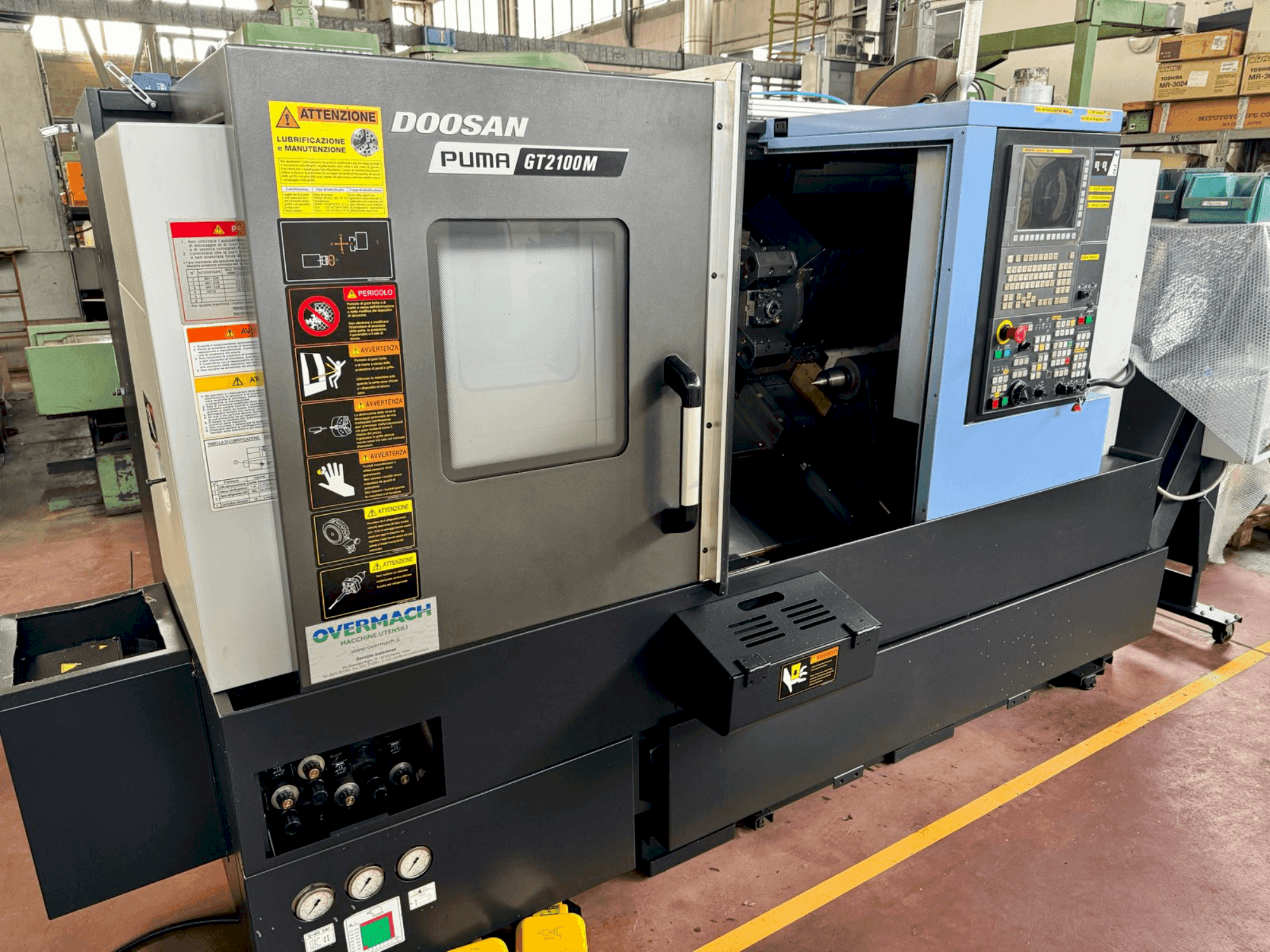 A DOOSAN PUMA GT 2100M gép elölnézete