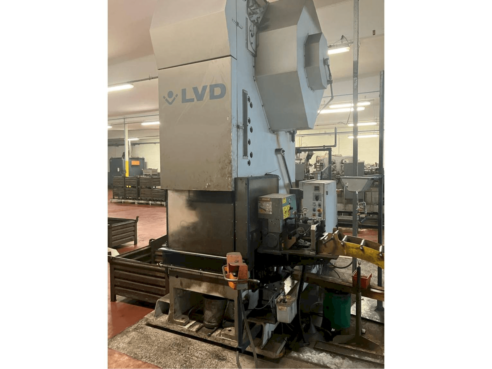 A LVD DVDF 160T gép elölnézete