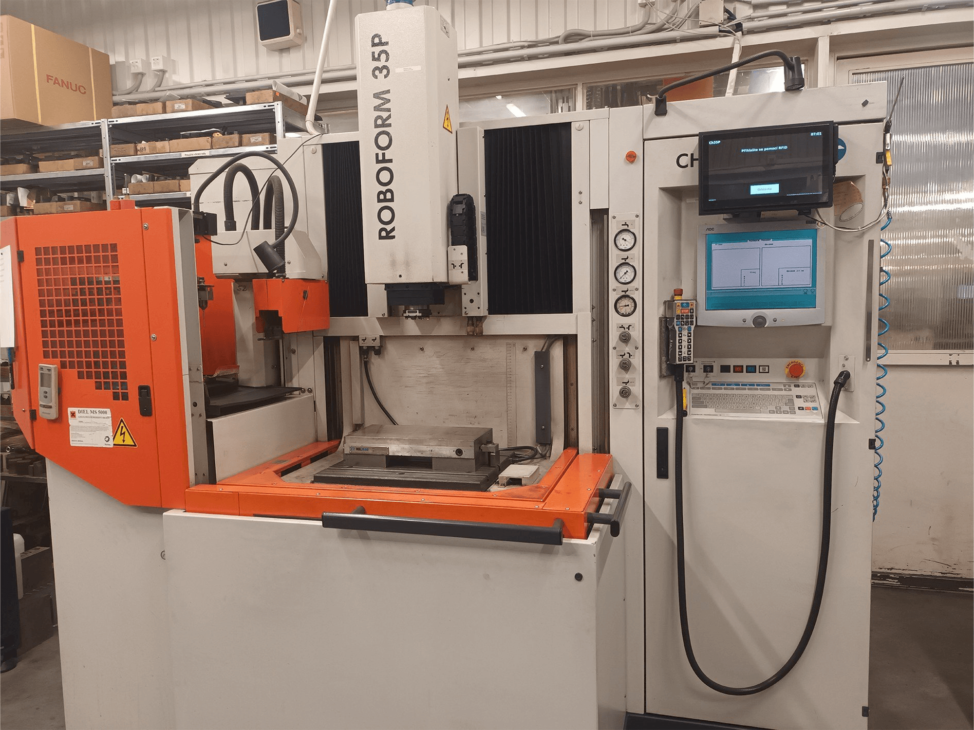 A CHARMILLES ROBOFORM 35P gép elölnézete