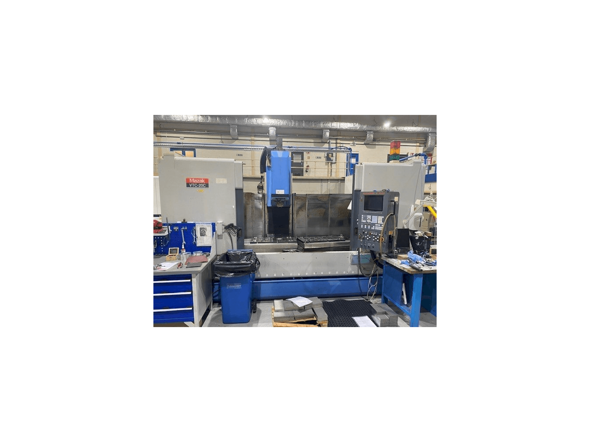 A Mazak VTC-20C gép elölnézete