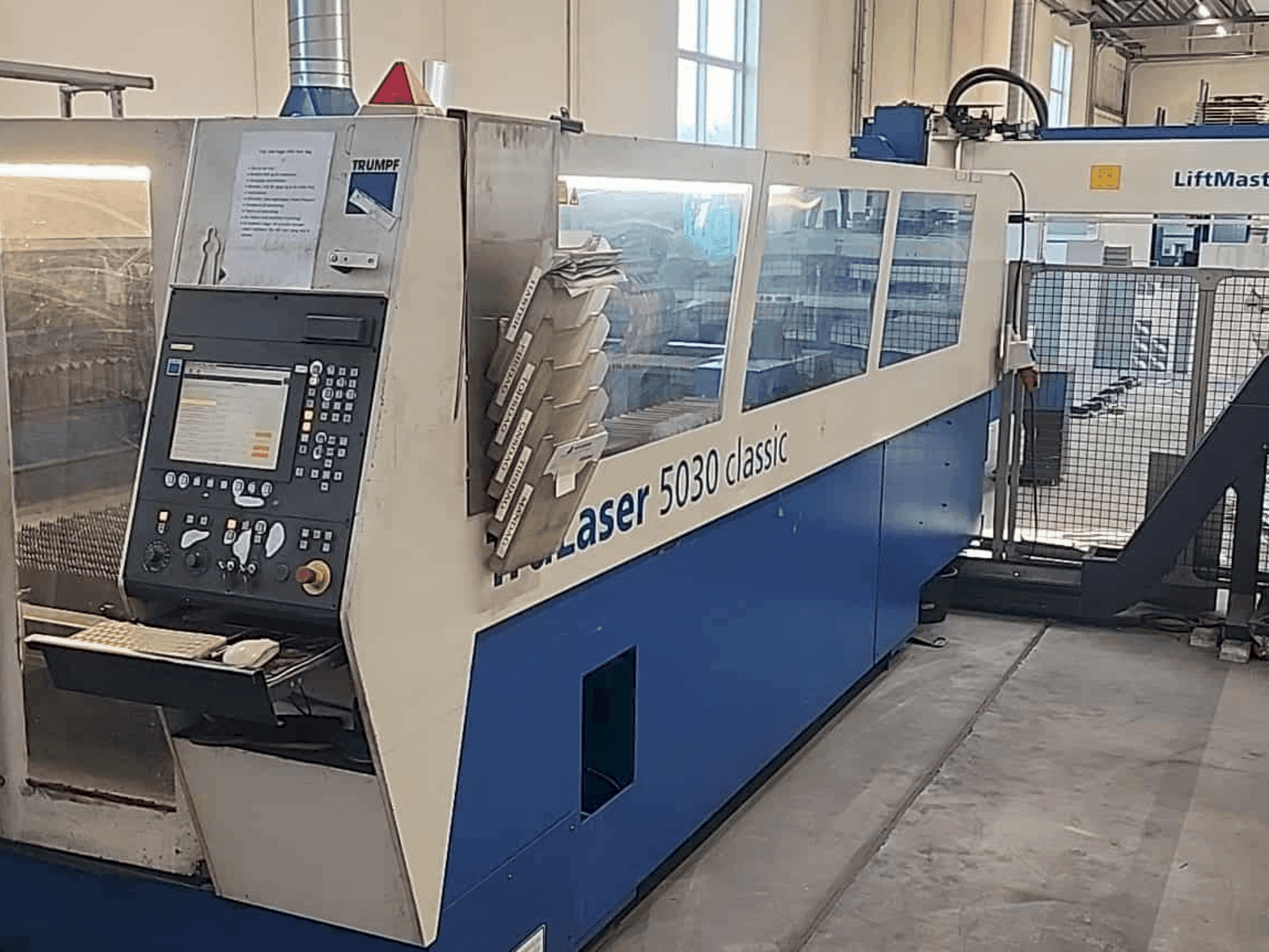 A TRUMPF TruLaser 5030 classic gép elölnézete