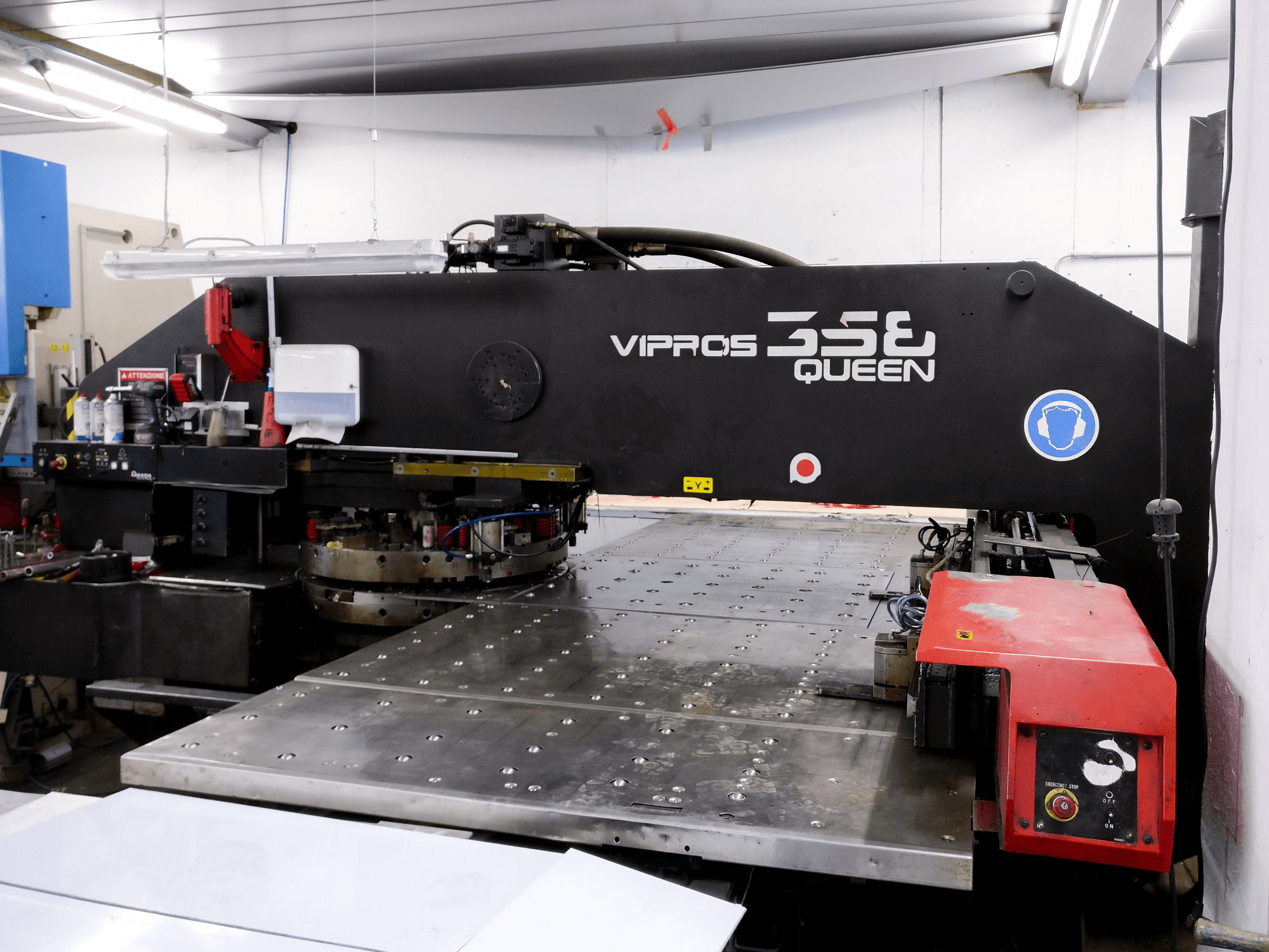A AMADA Vipros 358 QUEEN gép jobb nézete