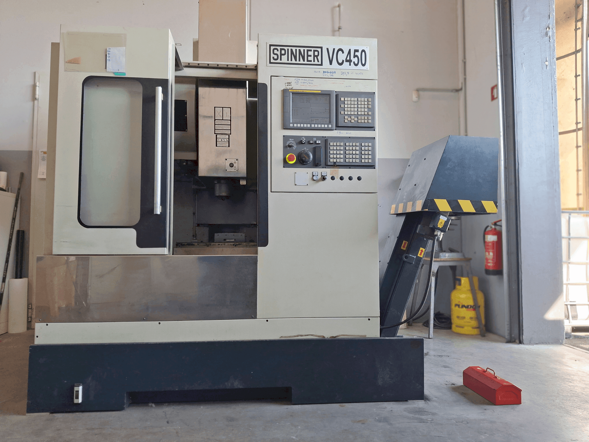 A SPINNER VC 450 gép elölnézete