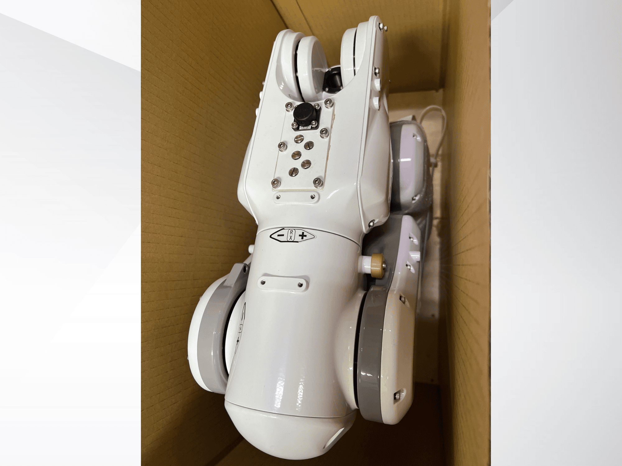 A NACHI MZ04D robotkar felülről nézve, a karcsú fehér kialakítás és a gombokkal és kijelzőkkel ellátott vezérlőpanel.