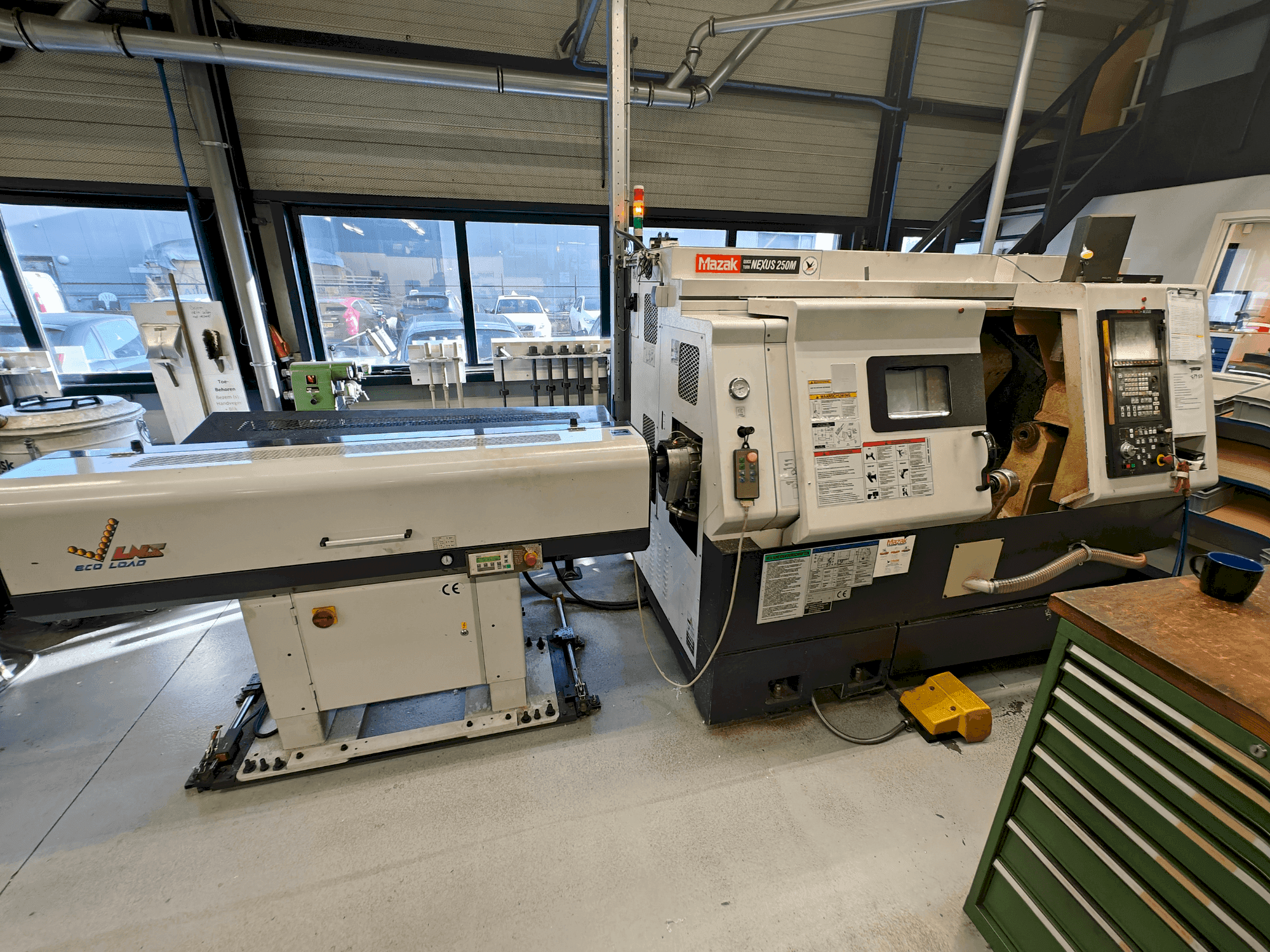 A Mazak Quick Turn Nexus 250M gép elölnézete