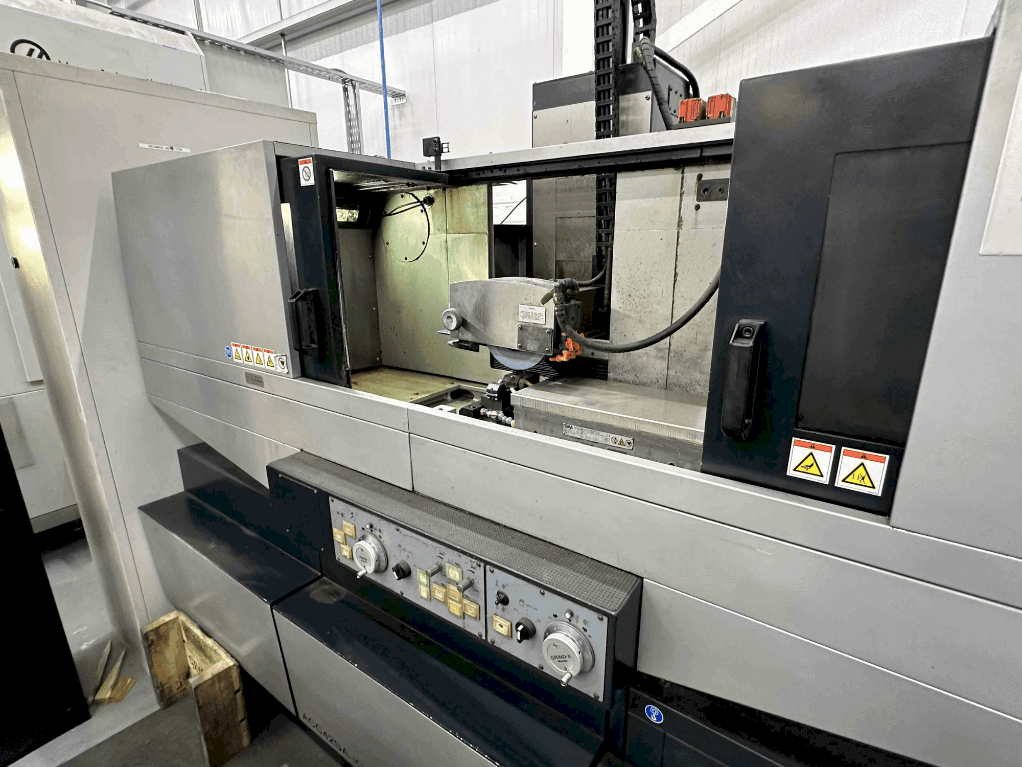 A OKAMOTO Grind-X ACC 42SAiQ gép elölnézete