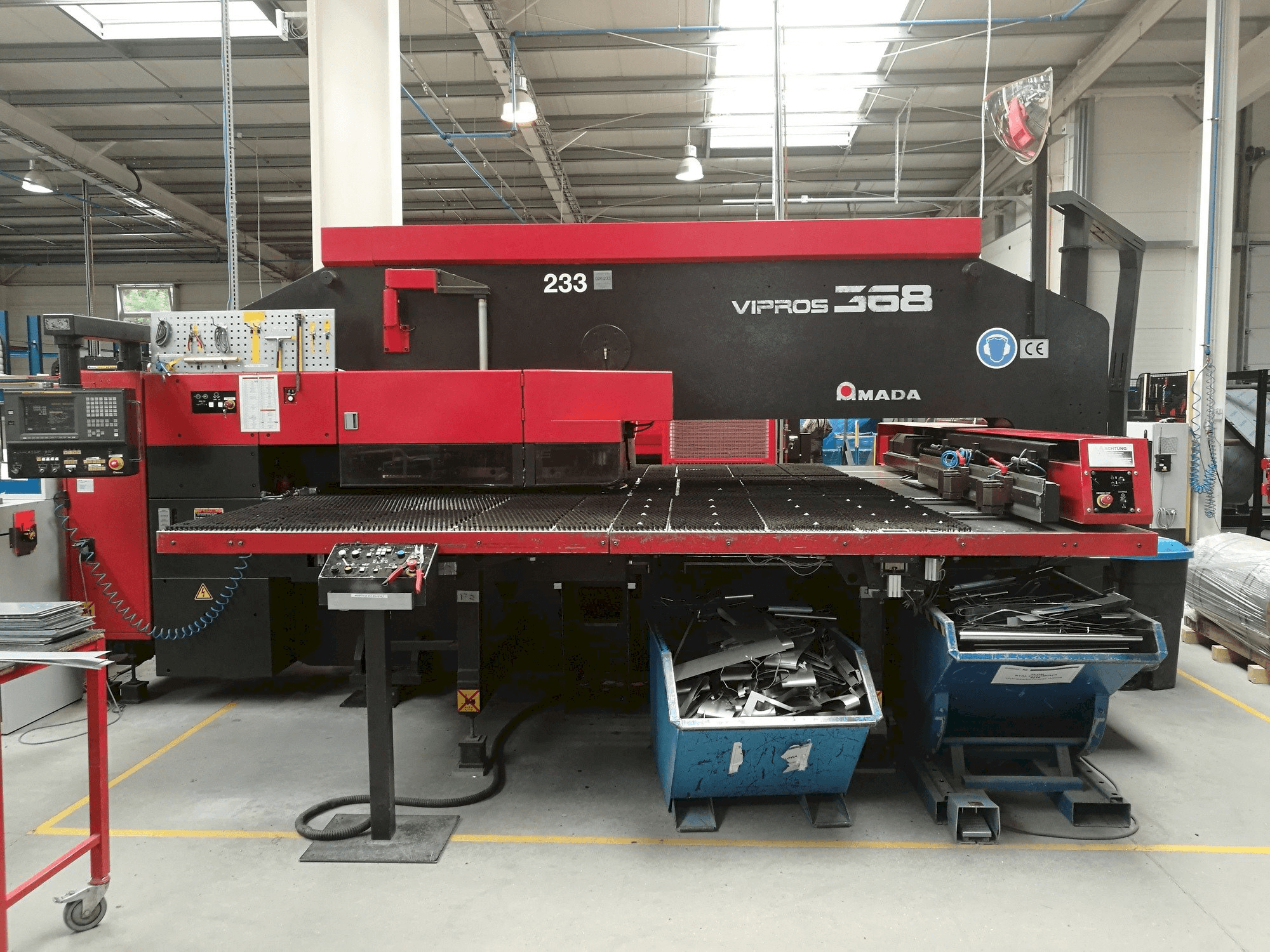 A AMADA VIPROS 368 King gép elölnézete