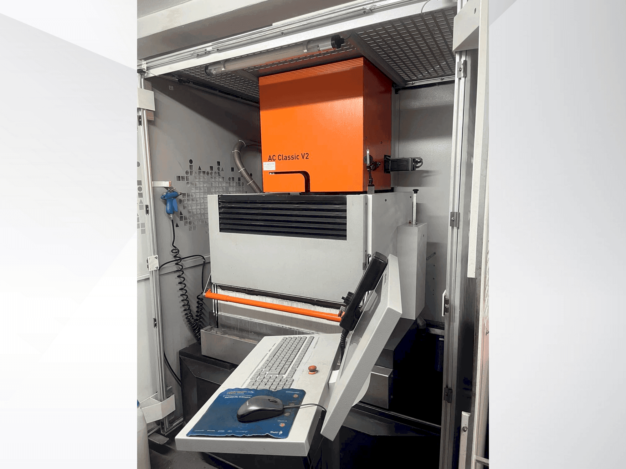 A AgieCharmilles Classic V2 gép elölnézete