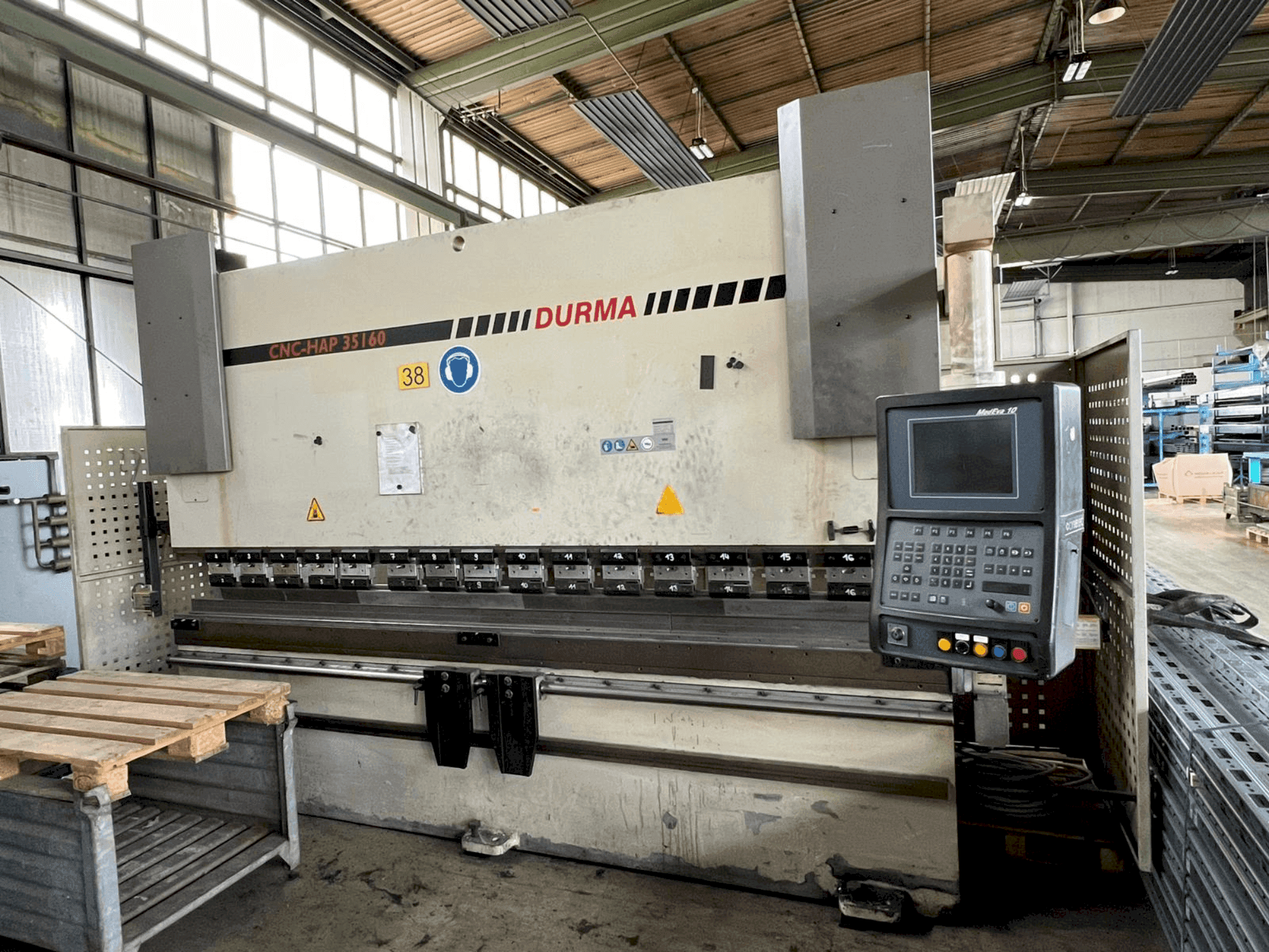 A Durma CNC HAP 35160 gép elölnézete