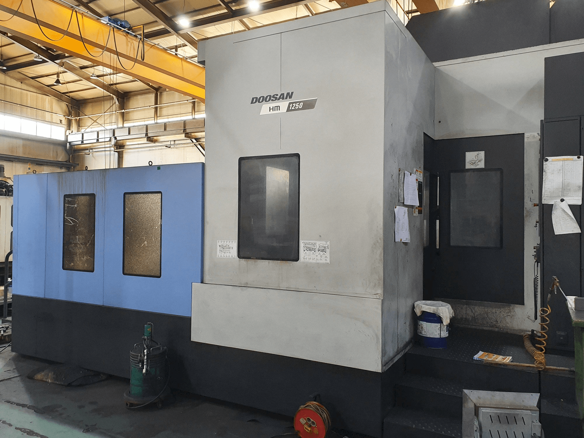 A Doosan HM 1250 gép elölnézete