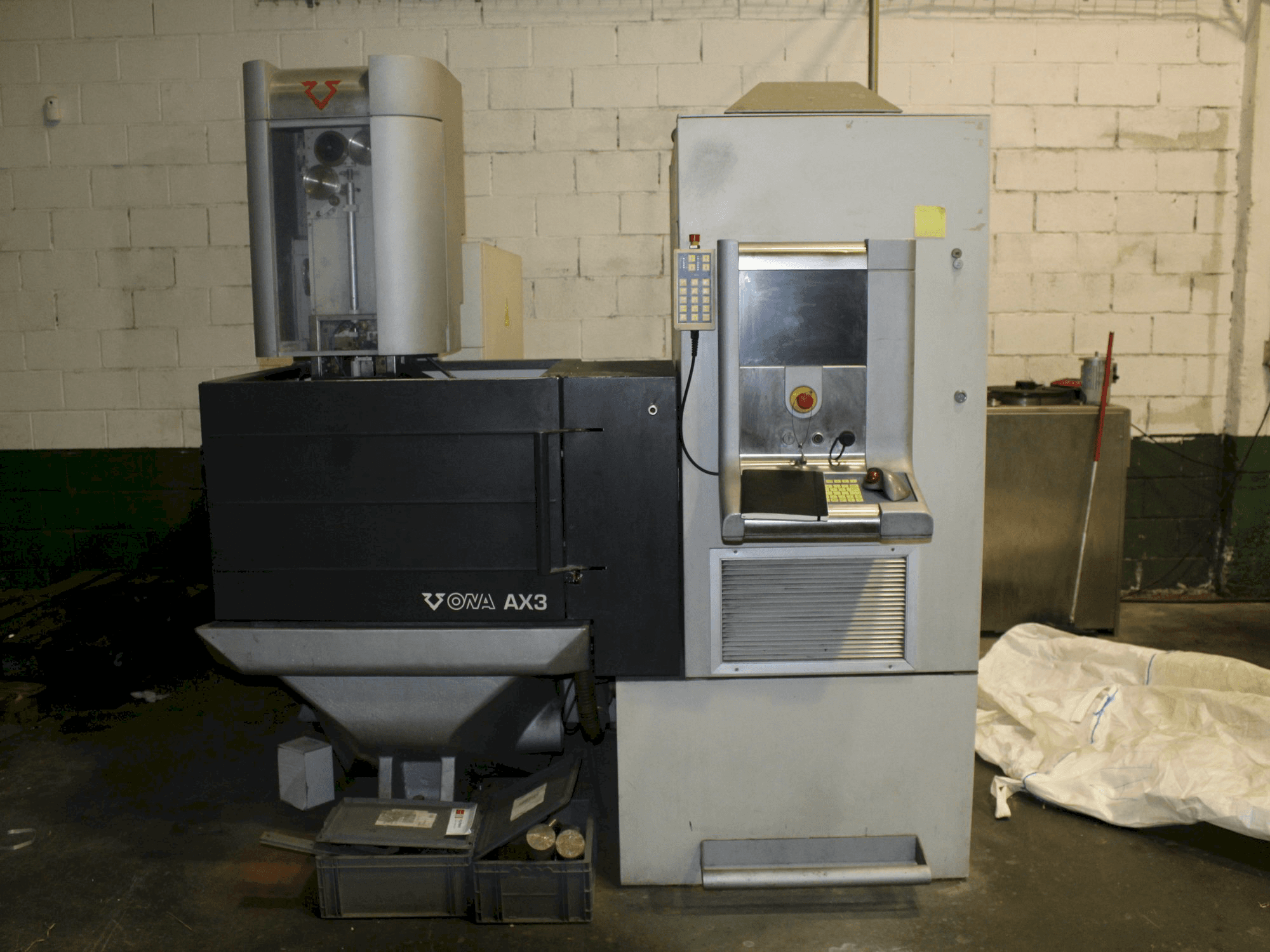 A ONA AX3 gép elölnézete