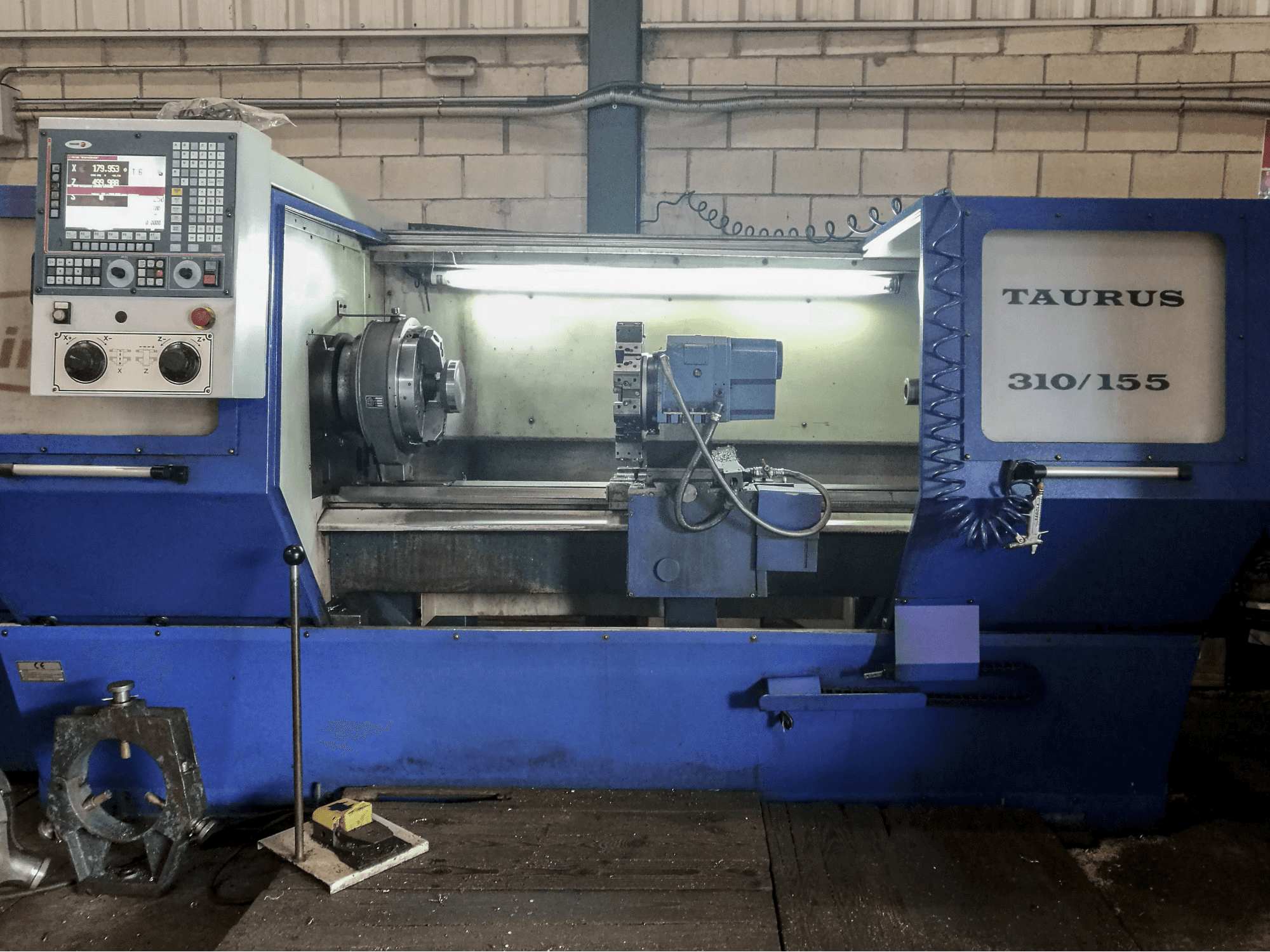 A Pinacho Taurus 310/155 gép elölnézete