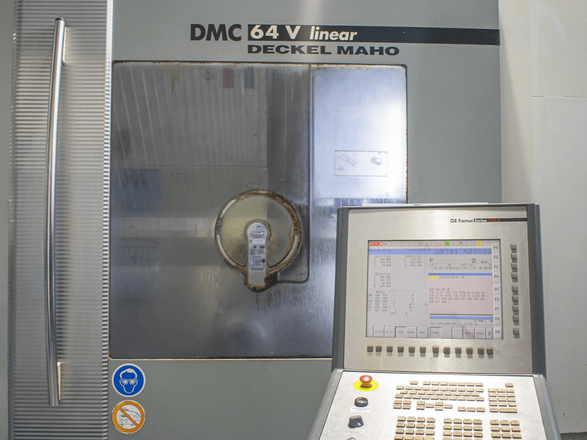 A DECKEL MAHO DMC 64 V linear gép elölnézete