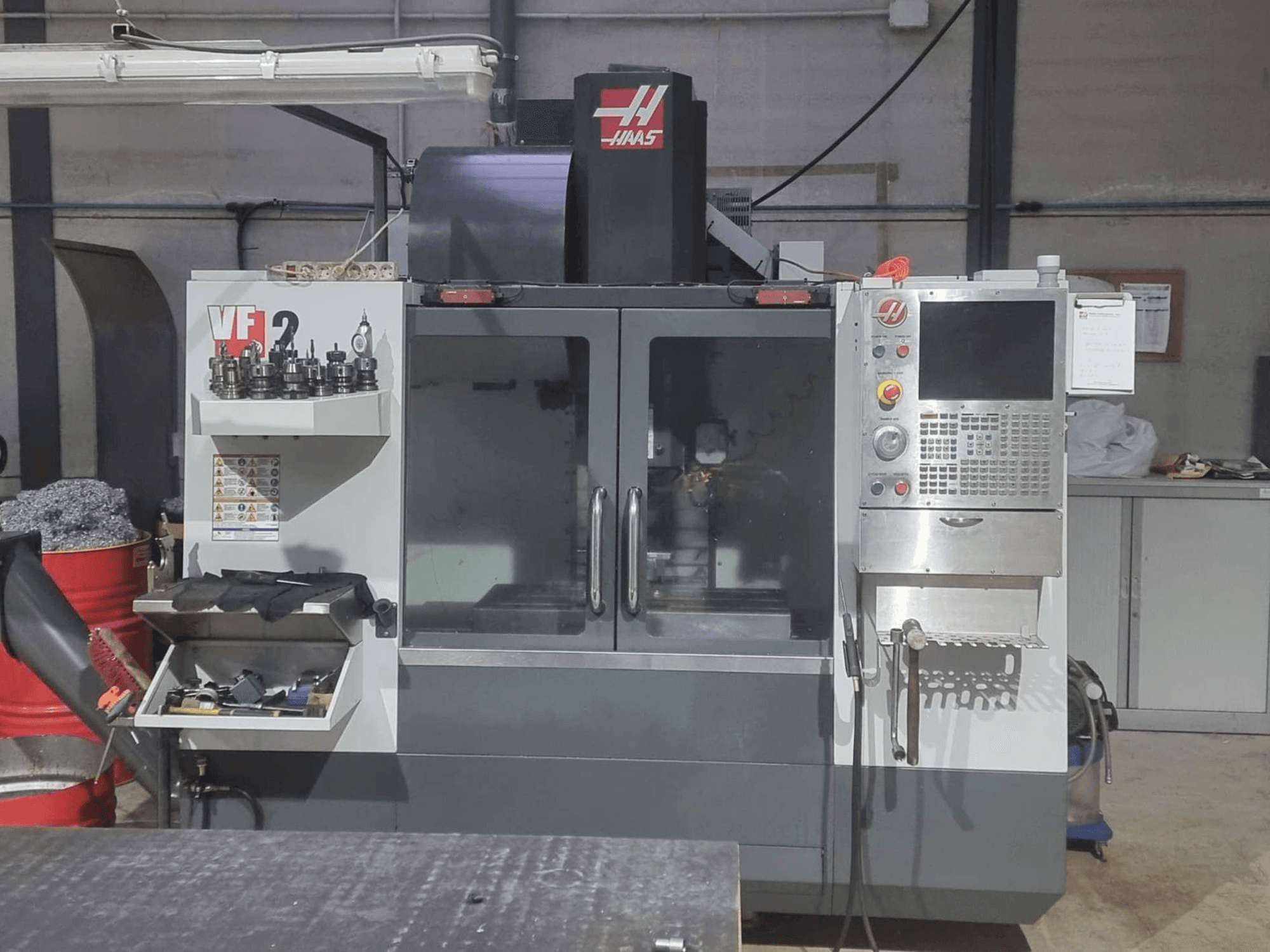 A HAAS VF-2 gép elölnézete