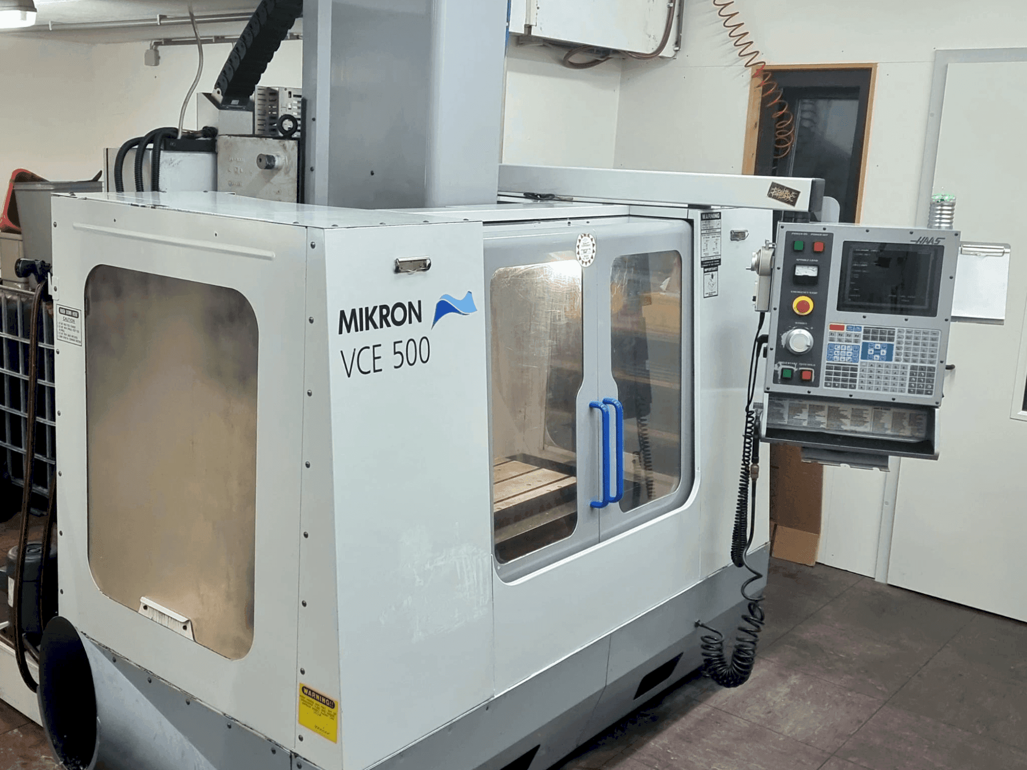 A HAAS VCE 550 gép elölnézete