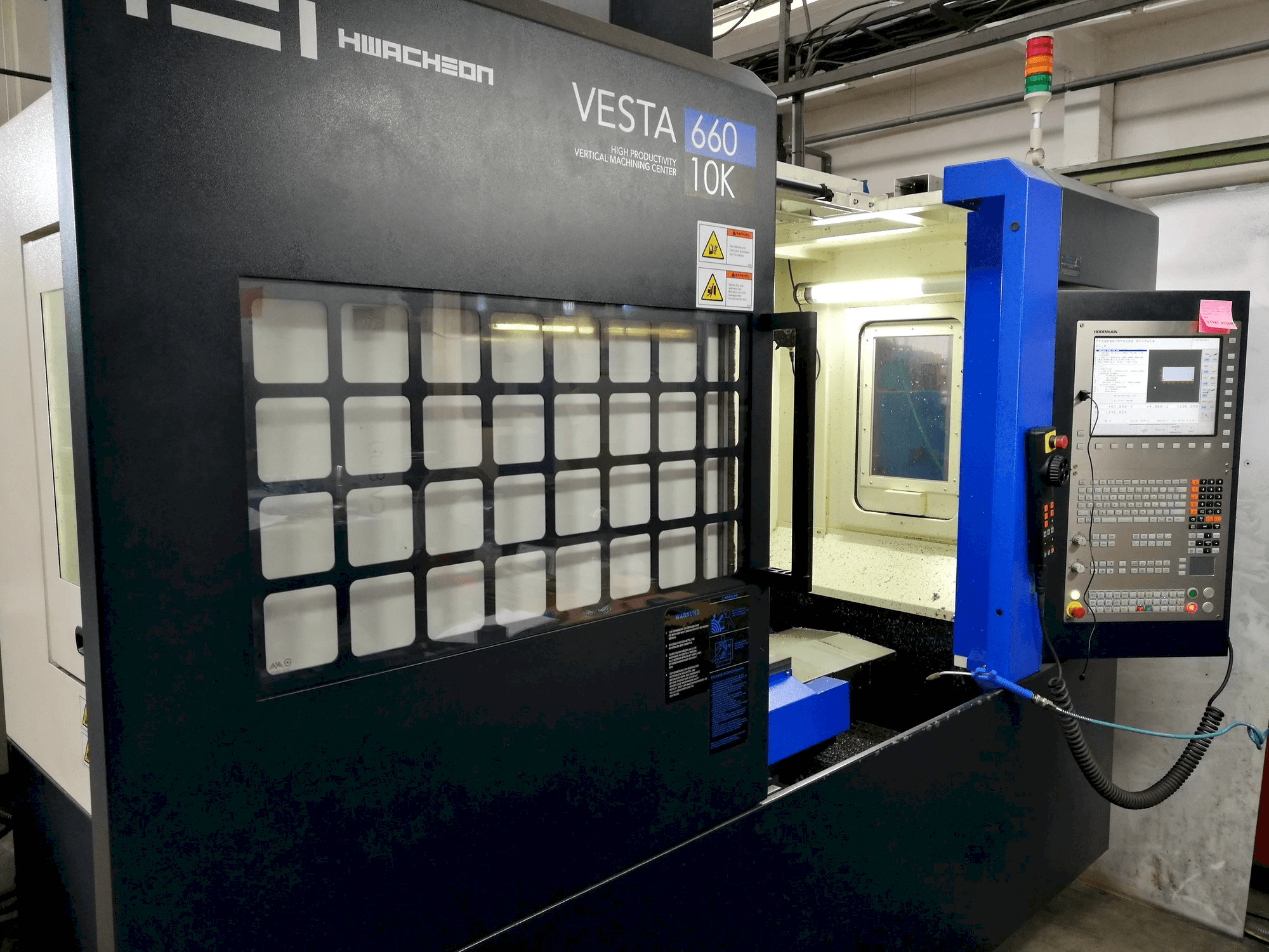 A HWACHEON Vesta-600 gép elölnézete