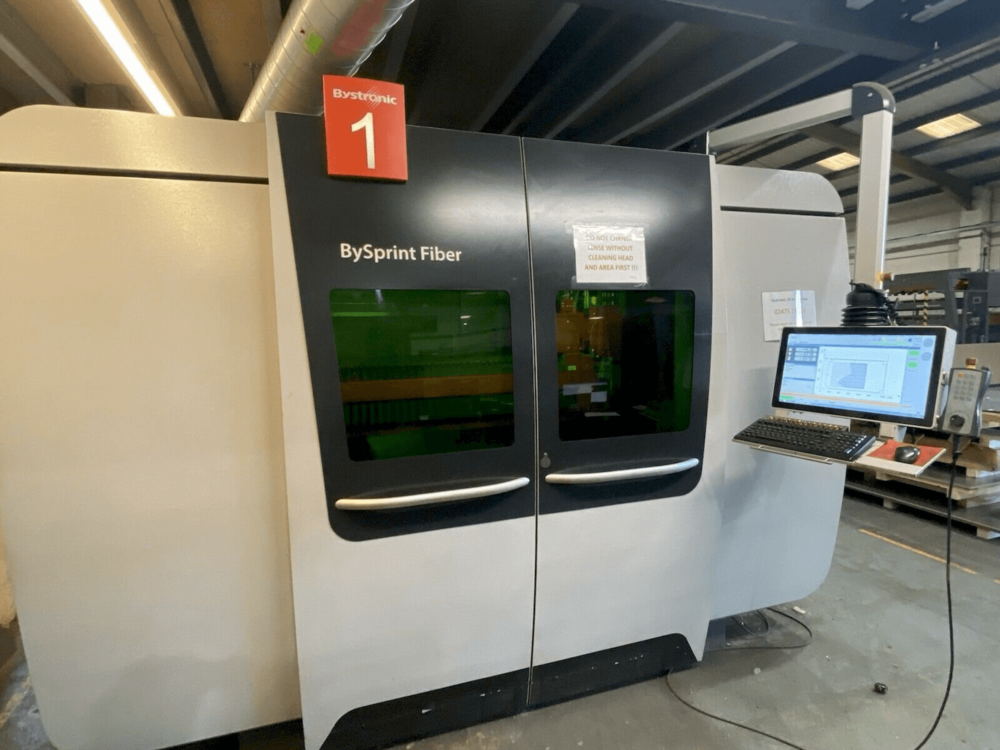 A Bystronic Bysprint 3015 gép elölnézete