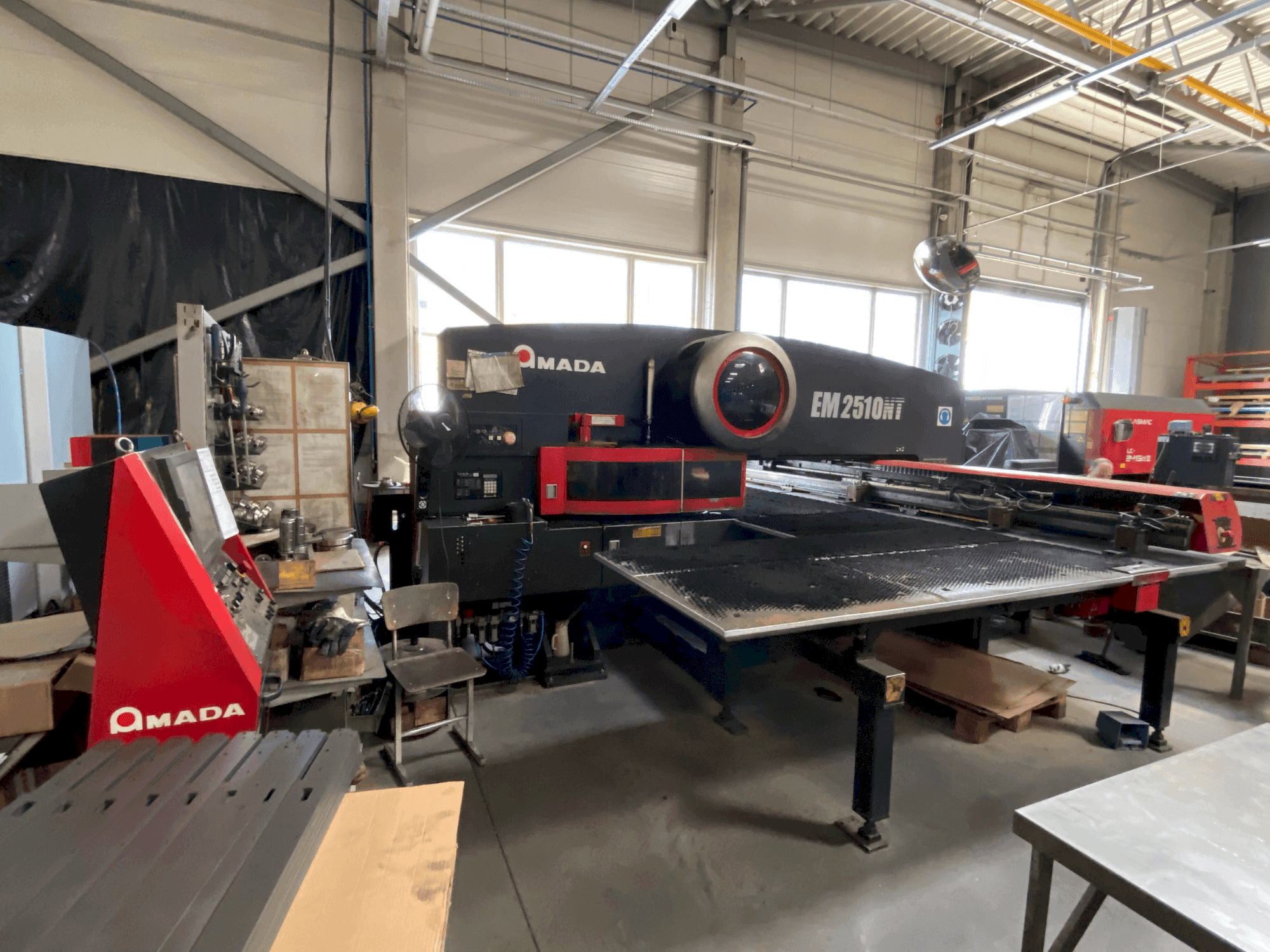 A AMADA EM2510NT gép elölnézete