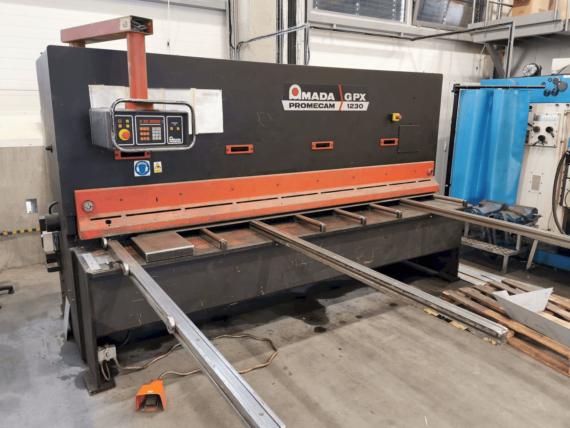 A AMADA GPX 1230 gép elölnézete