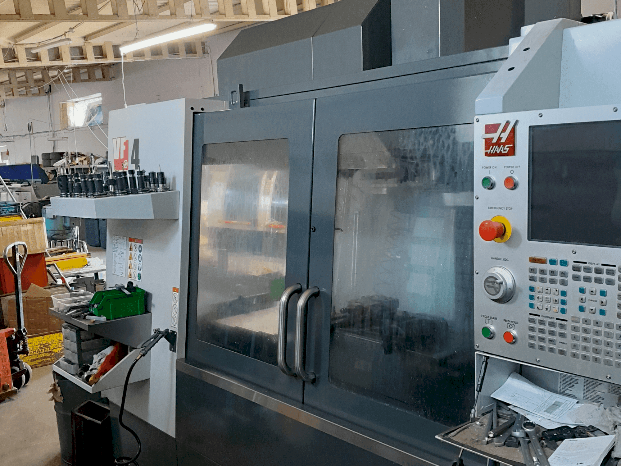 A HAAS VF-4 gép elölnézete
