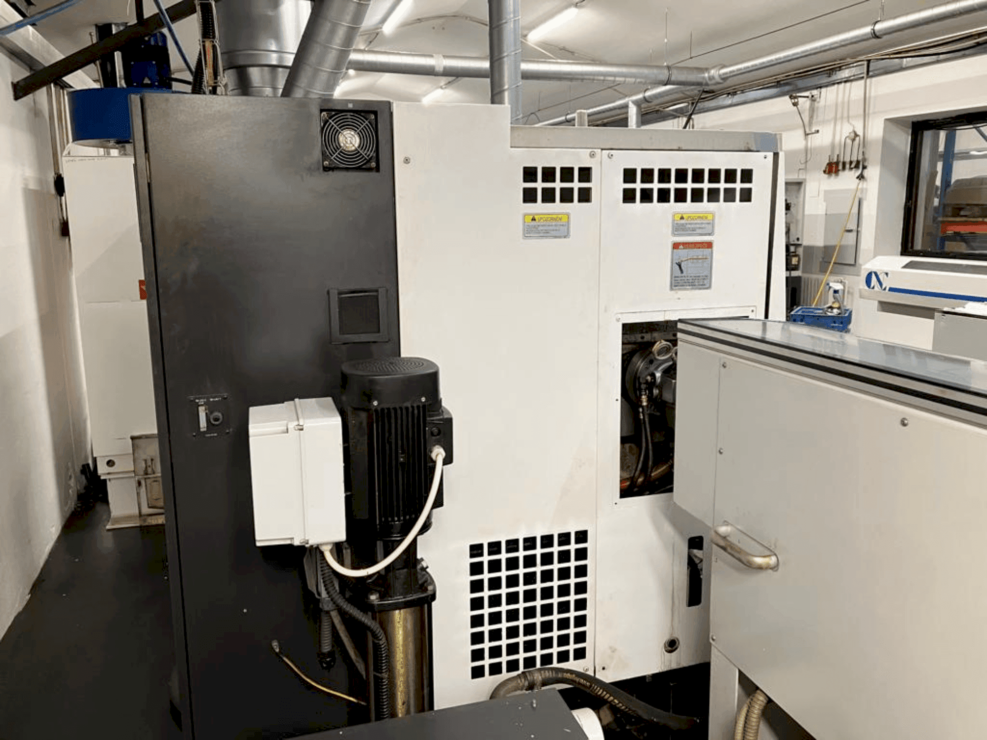 A Okuma LB2000EXII MC gép elölnézete