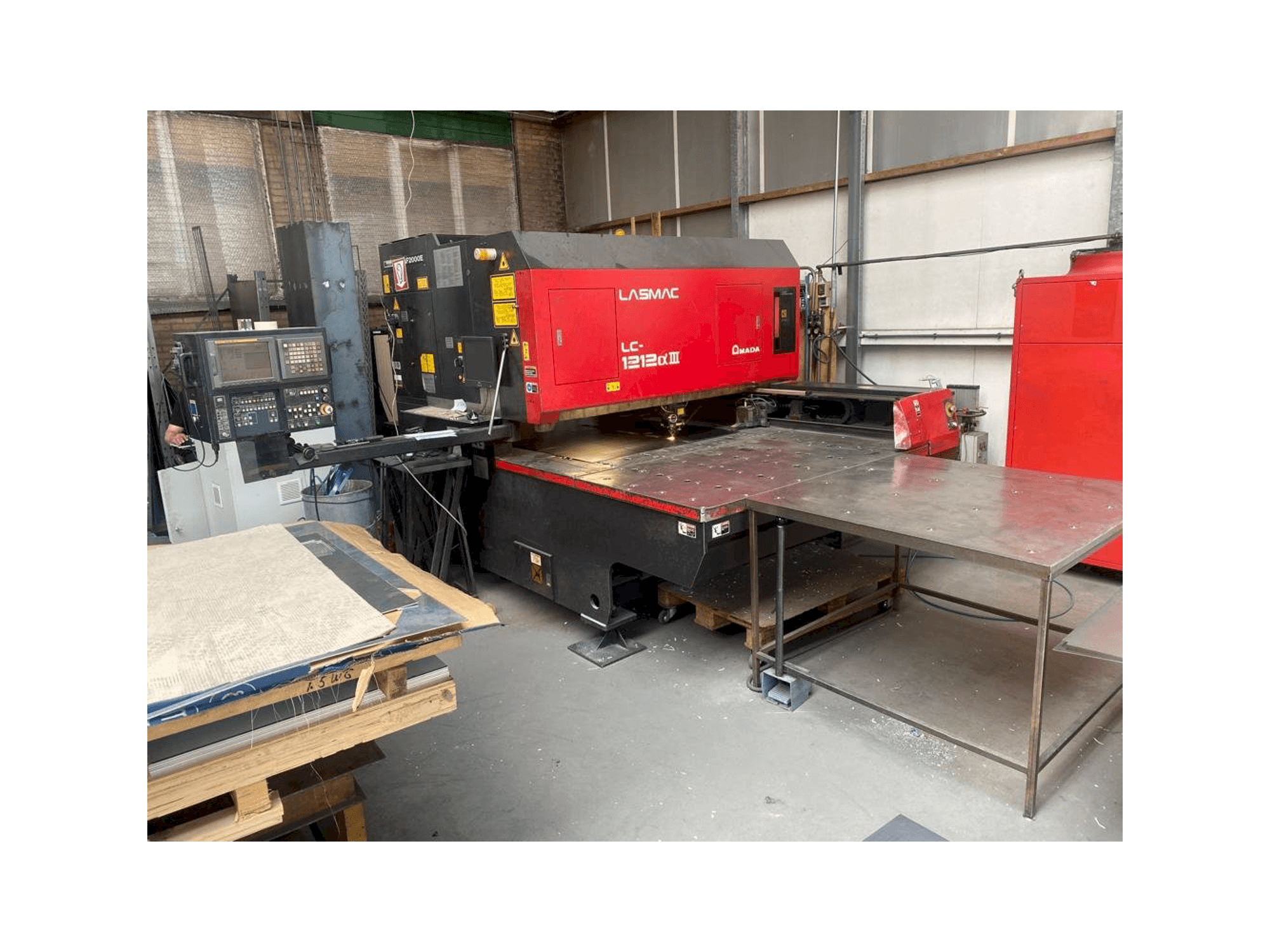 A AMADA LC 1212 A3 gép elölnézete