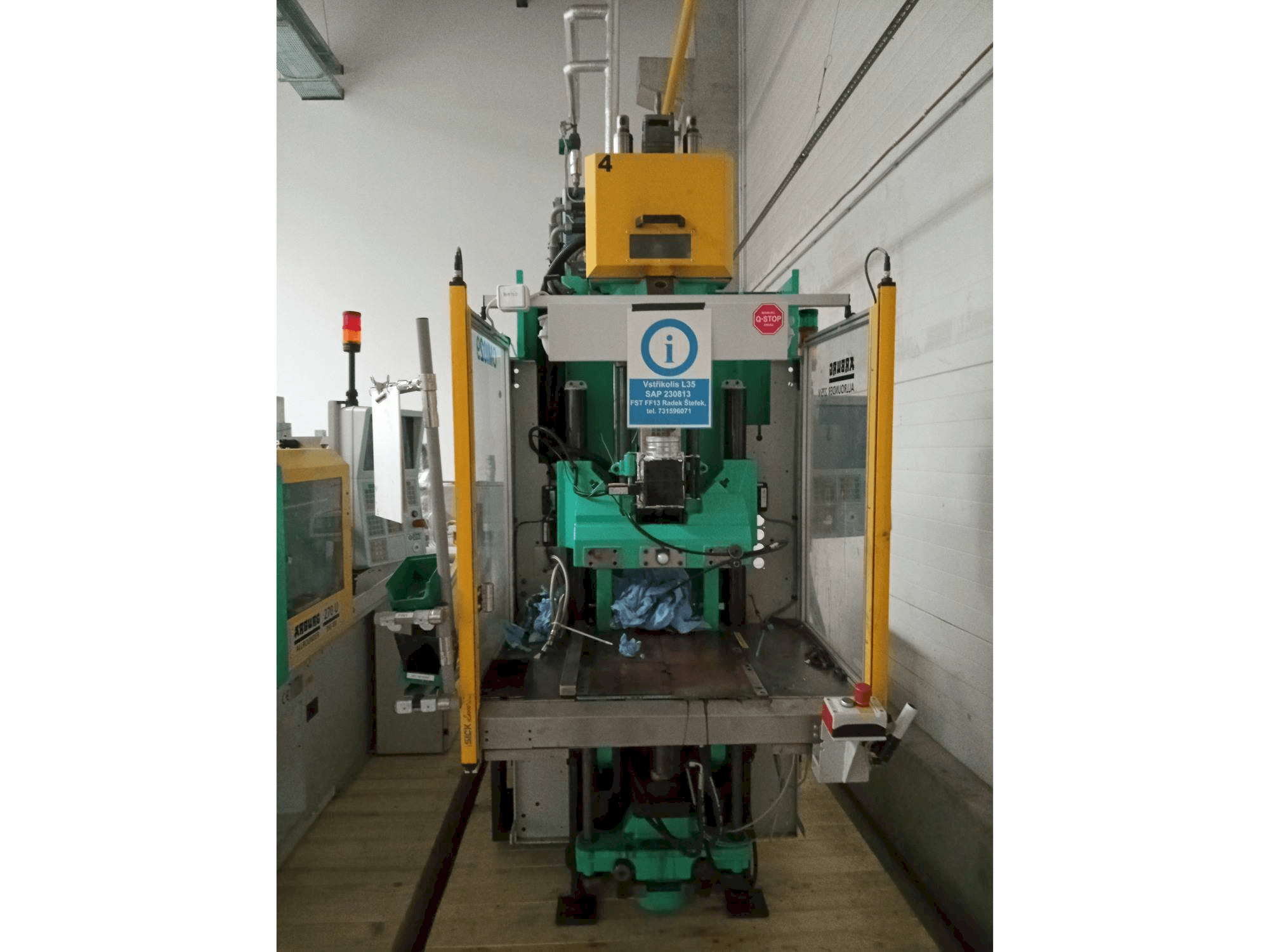 A Arburg Allrounder 275V 250-70 gép elölnézete