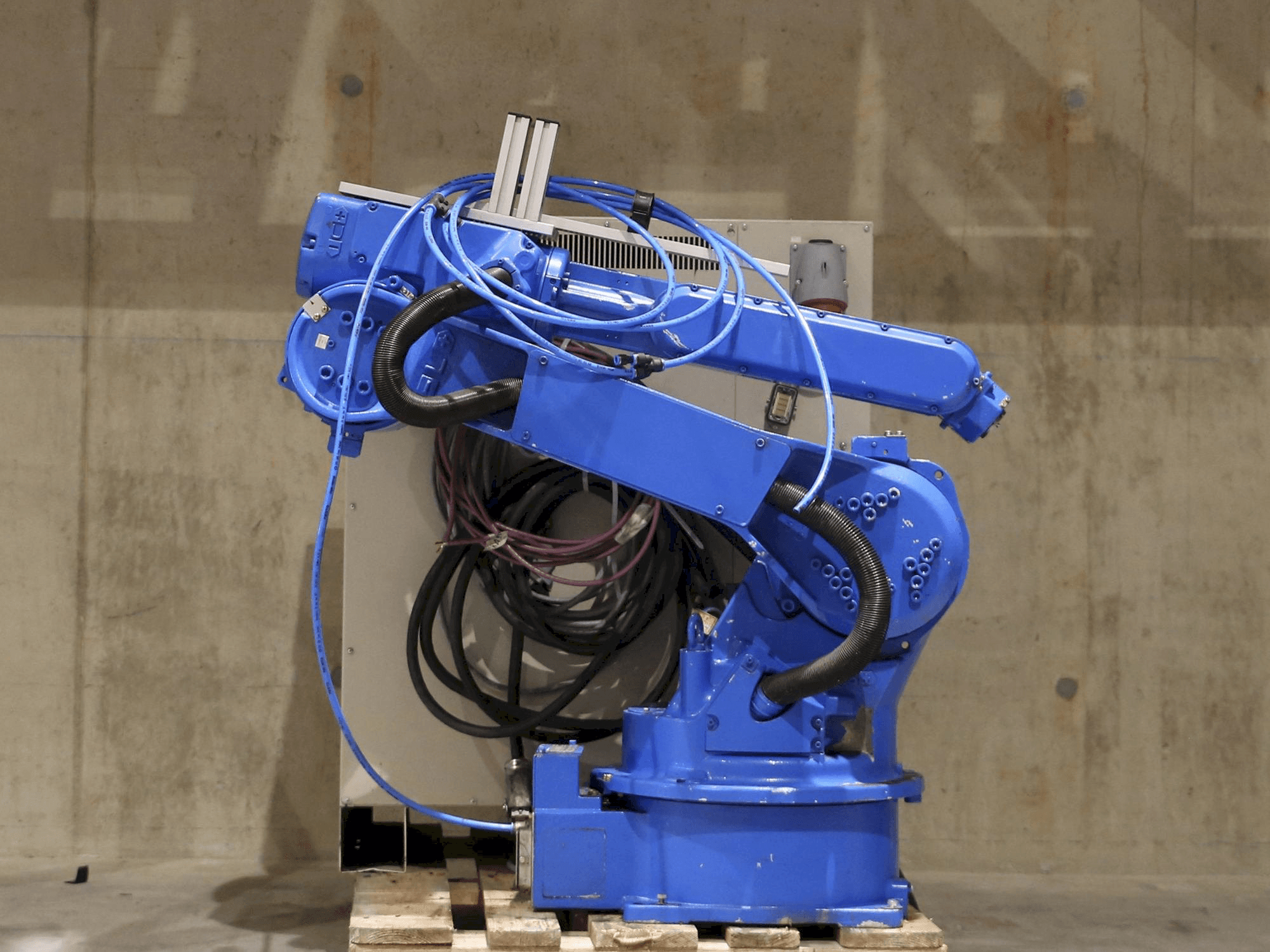 A Yaskawa Motoman HP20D gép elölnézete