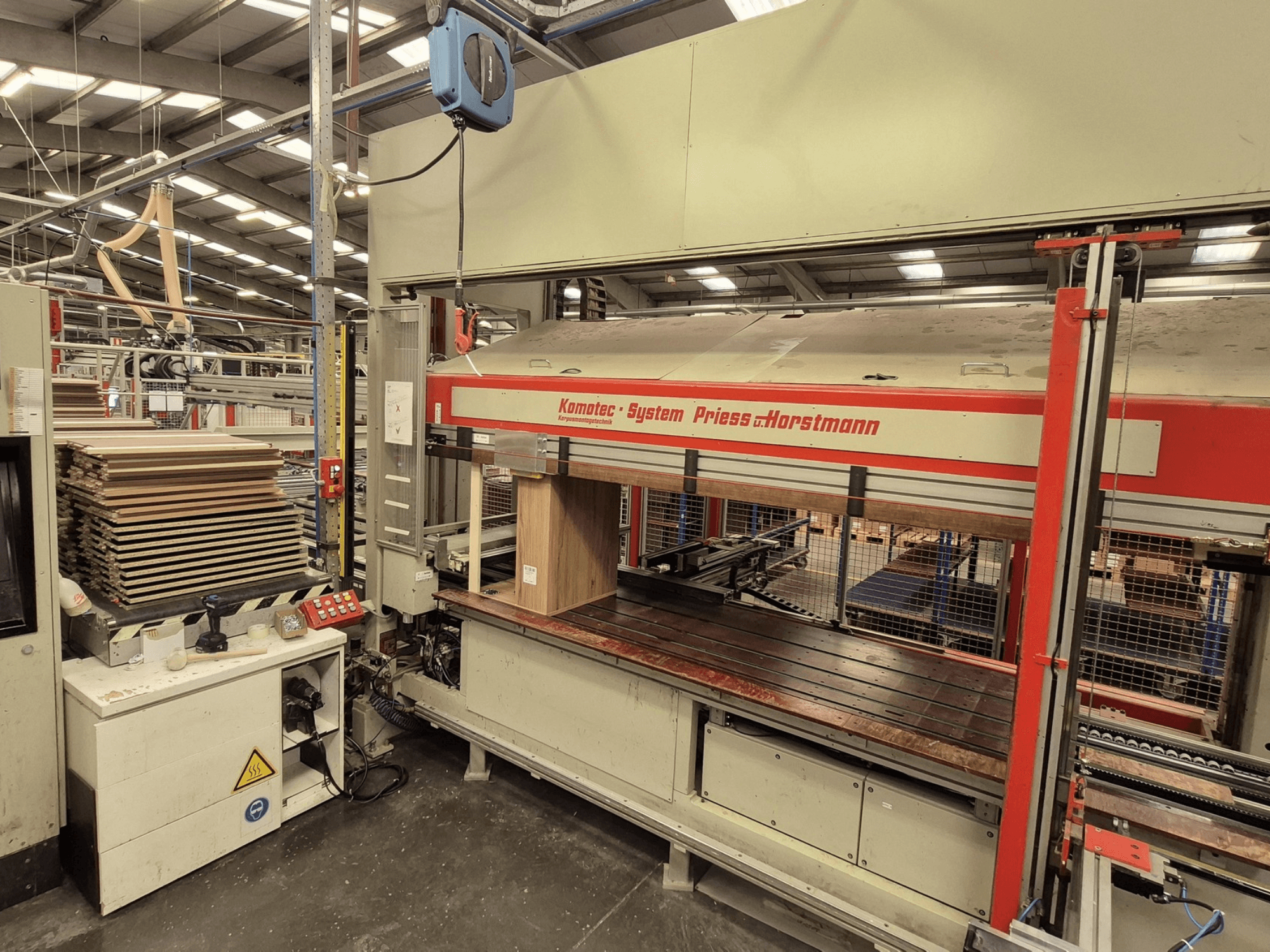PREISS U HORTSTMANN KP-5-CNC furnérprés, elölnézet, a furnérlapok egymásra helyezésével és a vezérlőpanelrel.