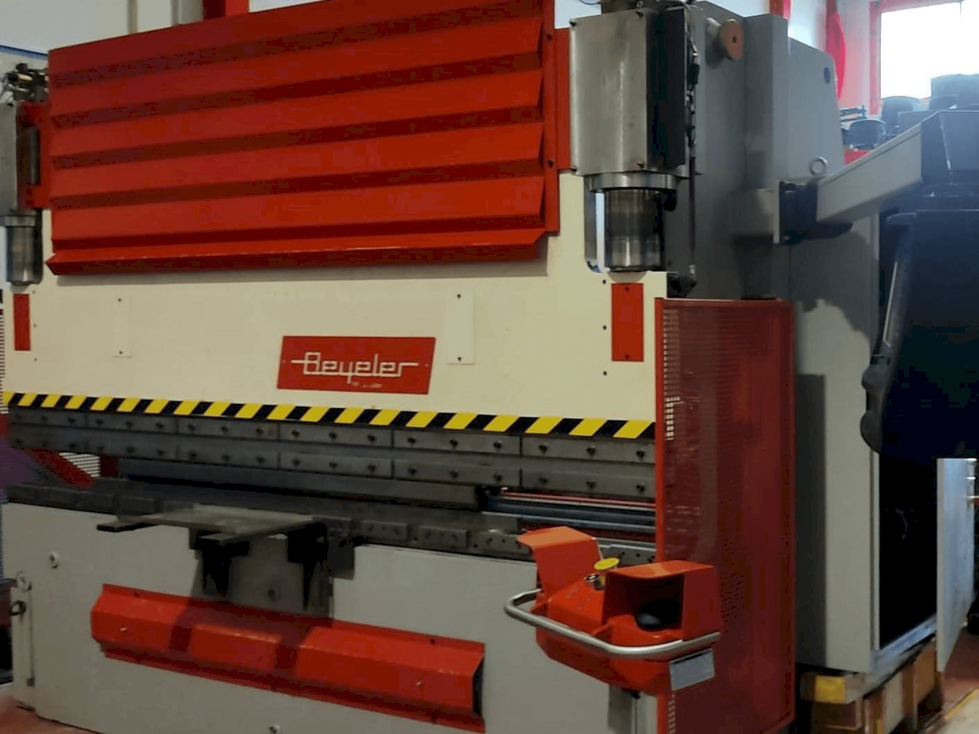 A BEYELER PR6 1500 x 3100 gép elölnézete