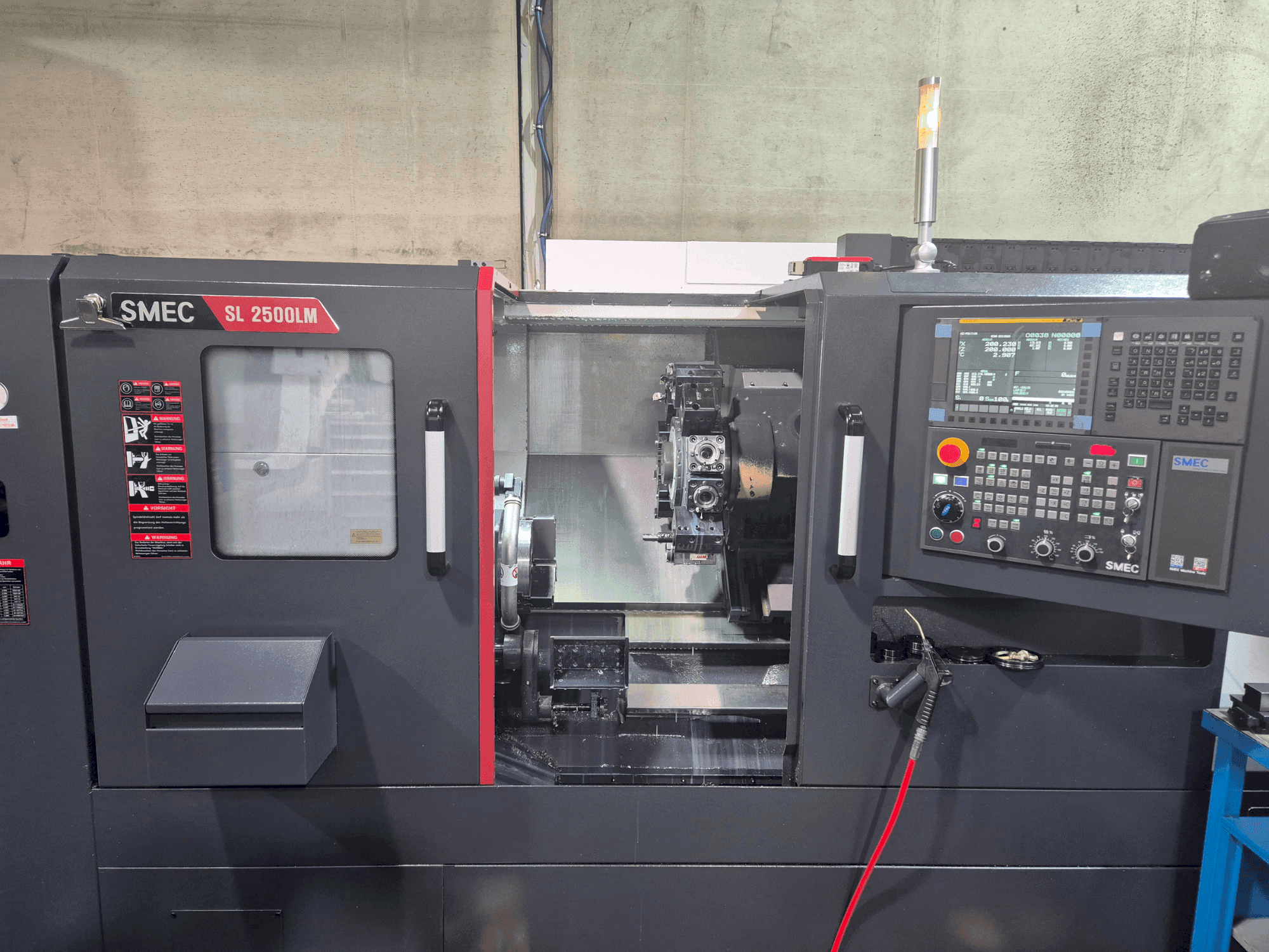 A SMEC SL2500LM gép elölnézete