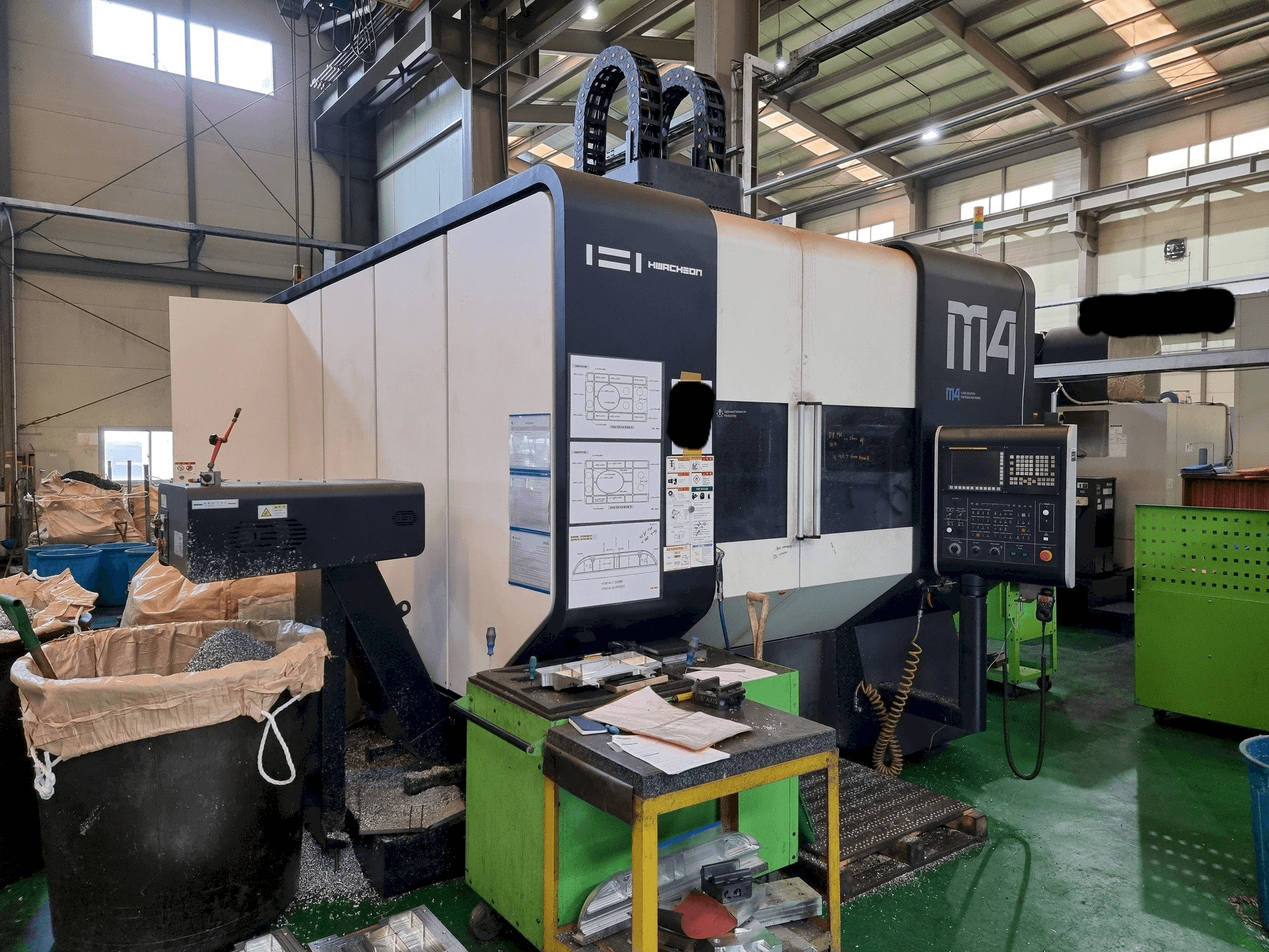 A HWACHEON M4-5AX gép elölnézete