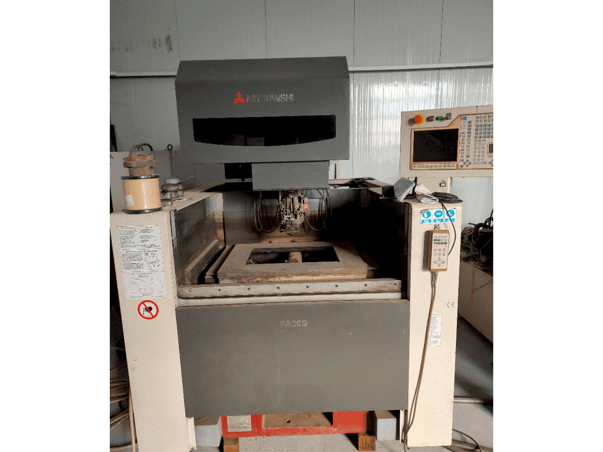 A Mitsubishi FA20SM gép elölnézete