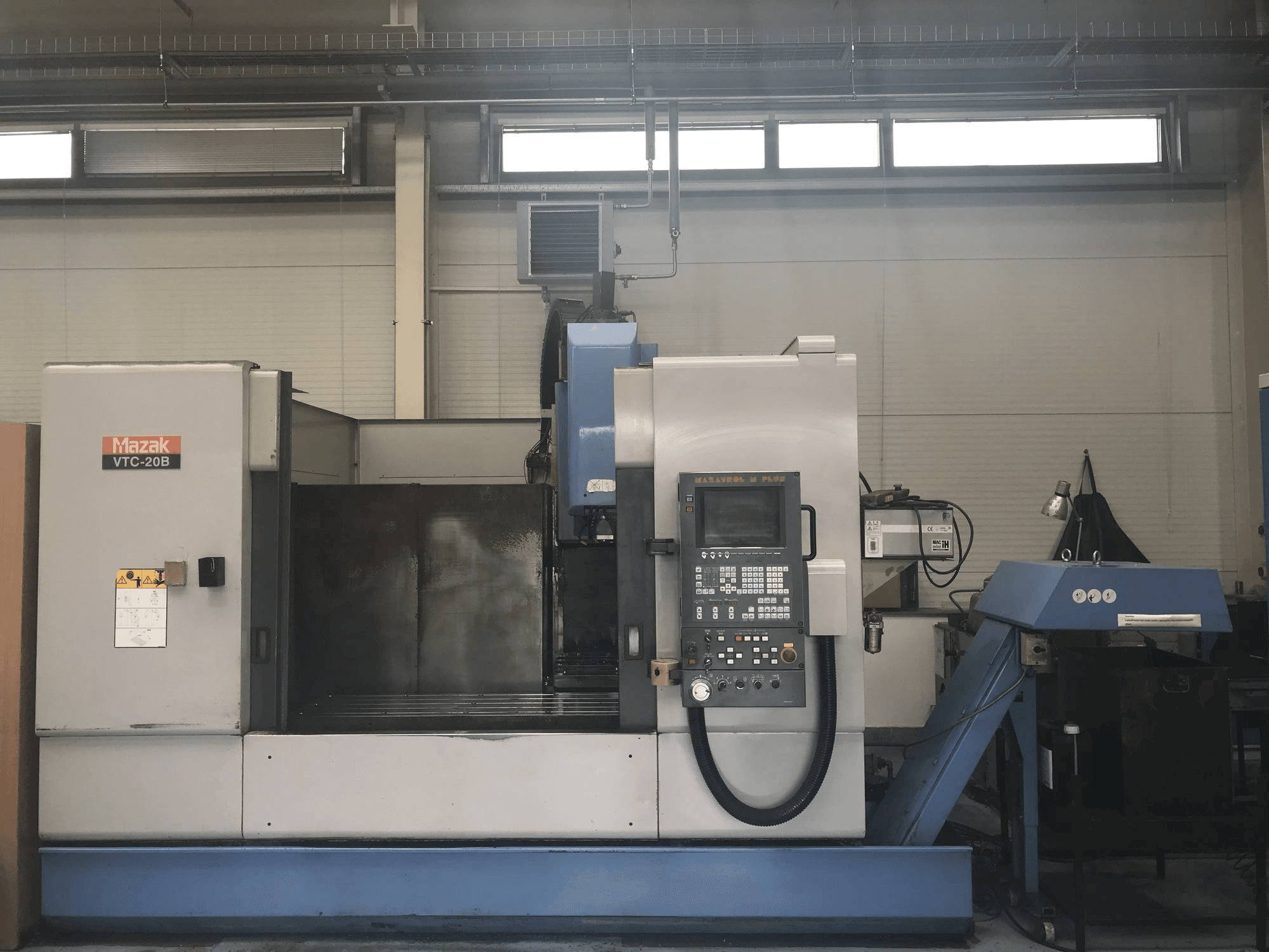 A Mazak VTC-20B gép elölnézete