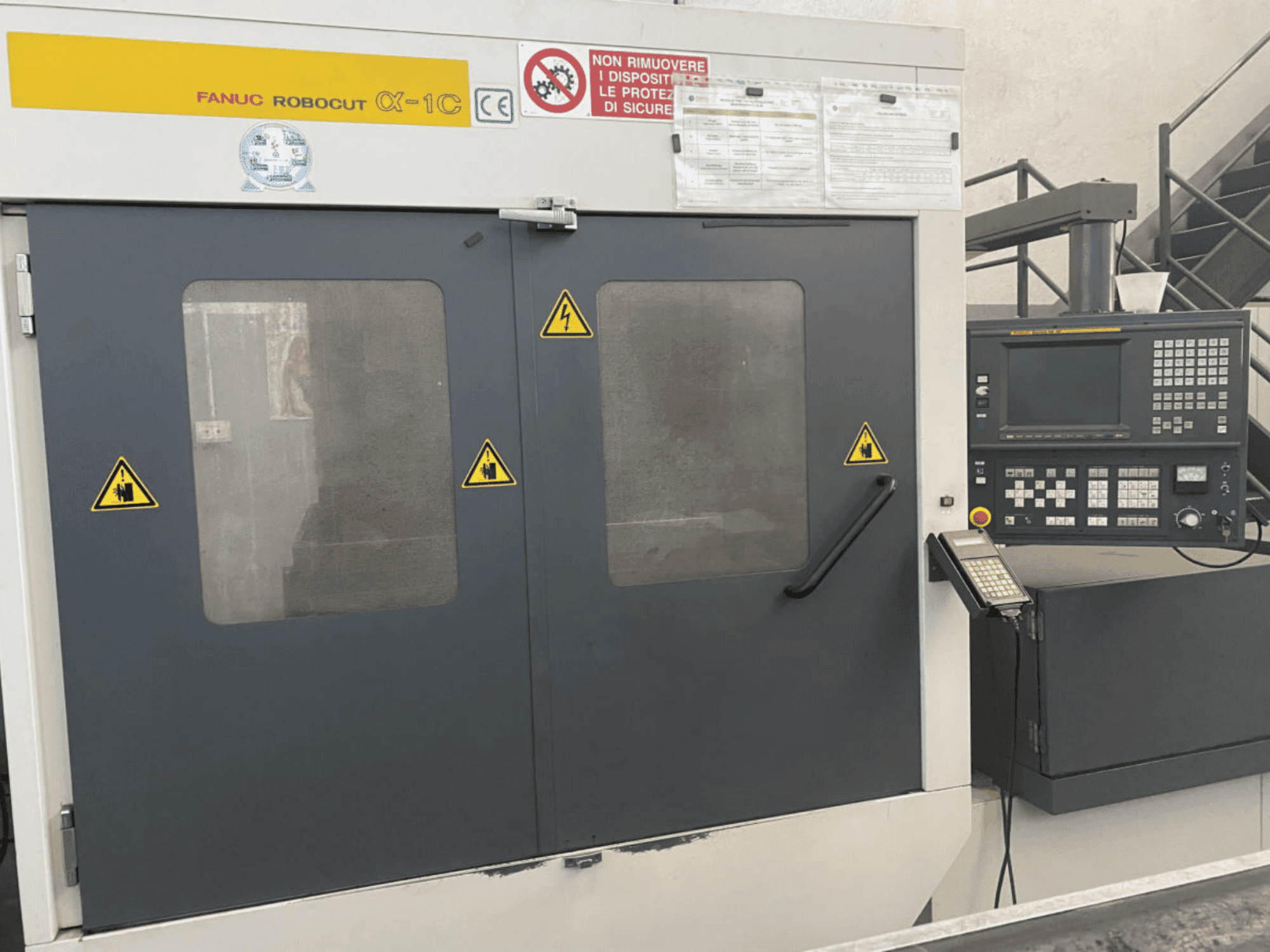 A FANUC Robocut alpha-1C gép elölnézete