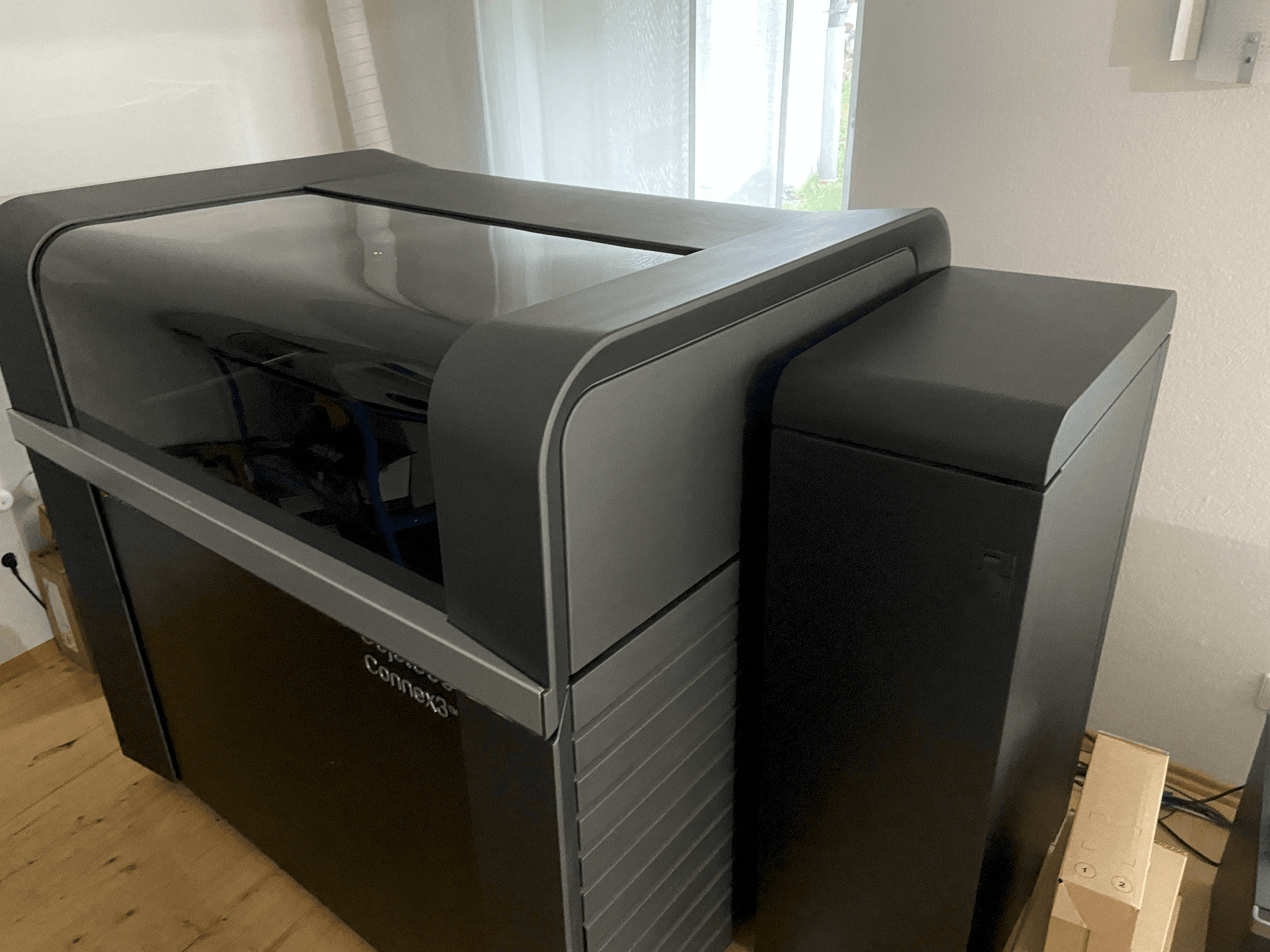 A Stratasys Objet500 Connex3 gép elölnézete