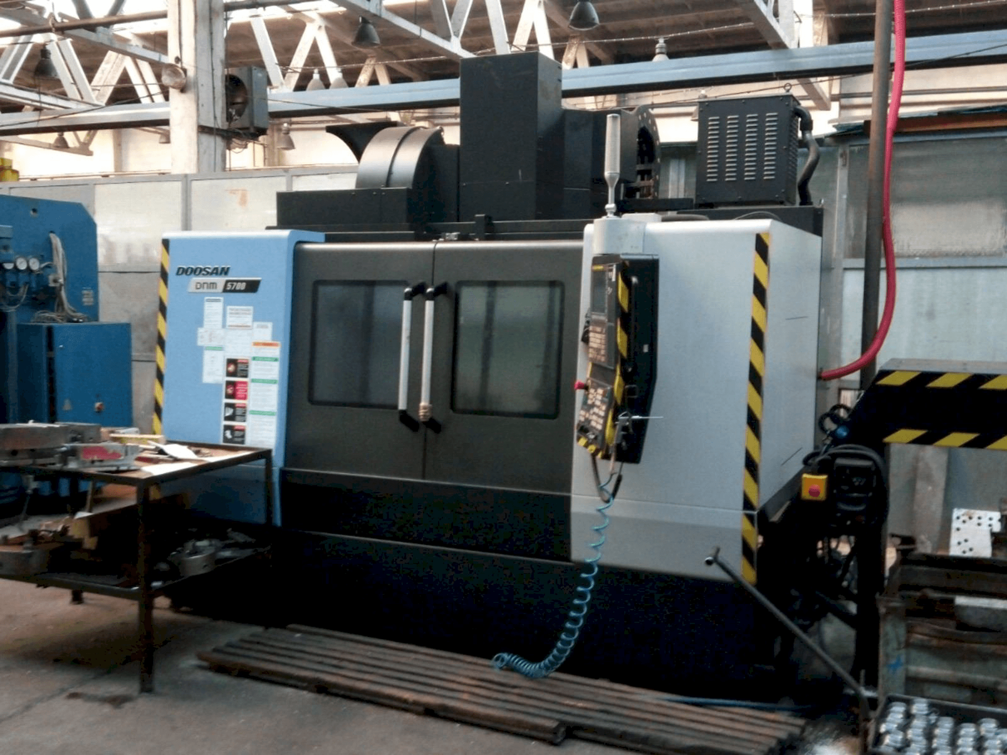 A Doosan DNM 5700 gép elölnézete