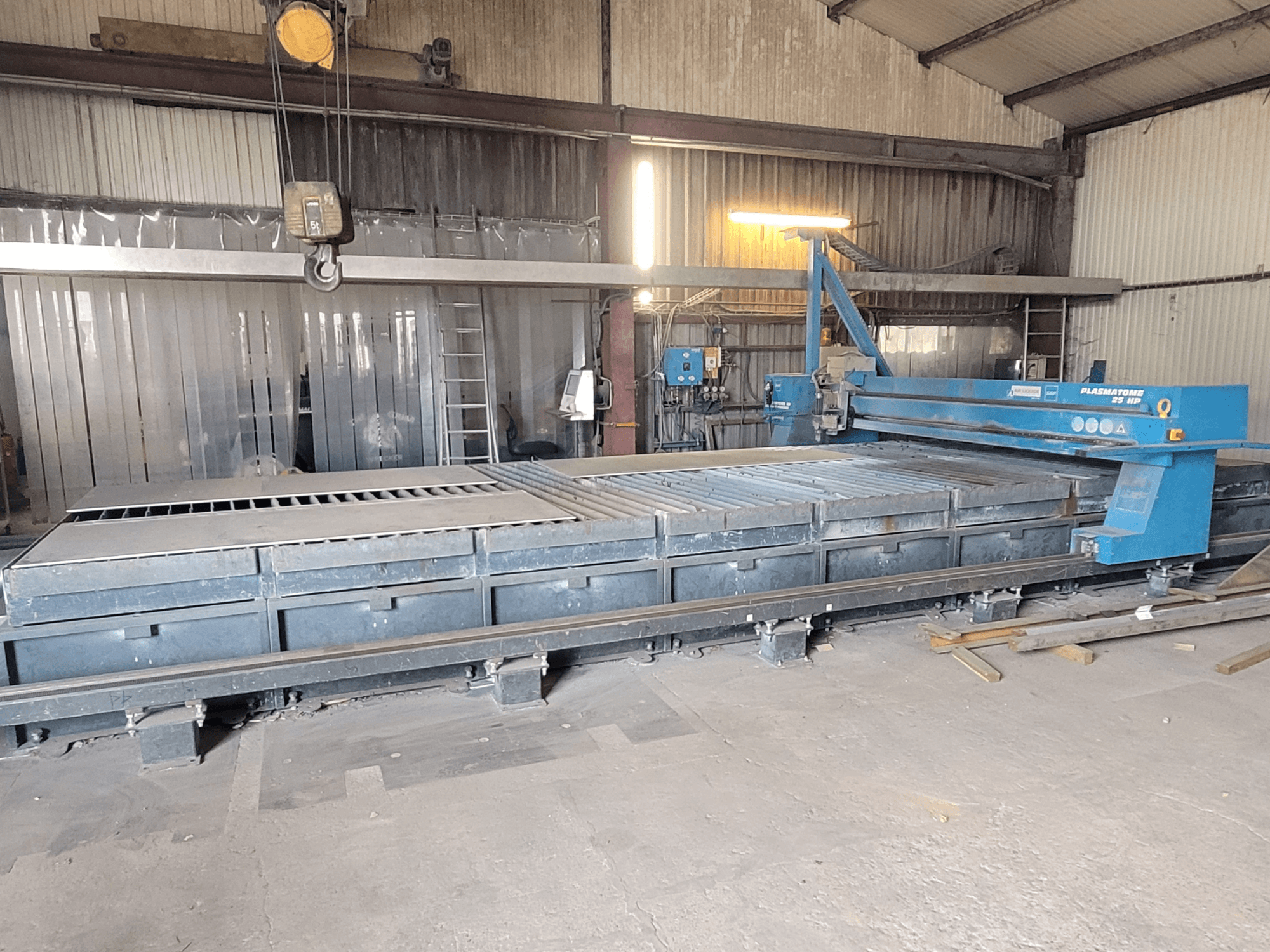 SAF Plasmatone 25Hp plazmavágó gép, oldalnézet, a vágóágyat és a működtető alkatrészeket mutatja ipari környezetben.