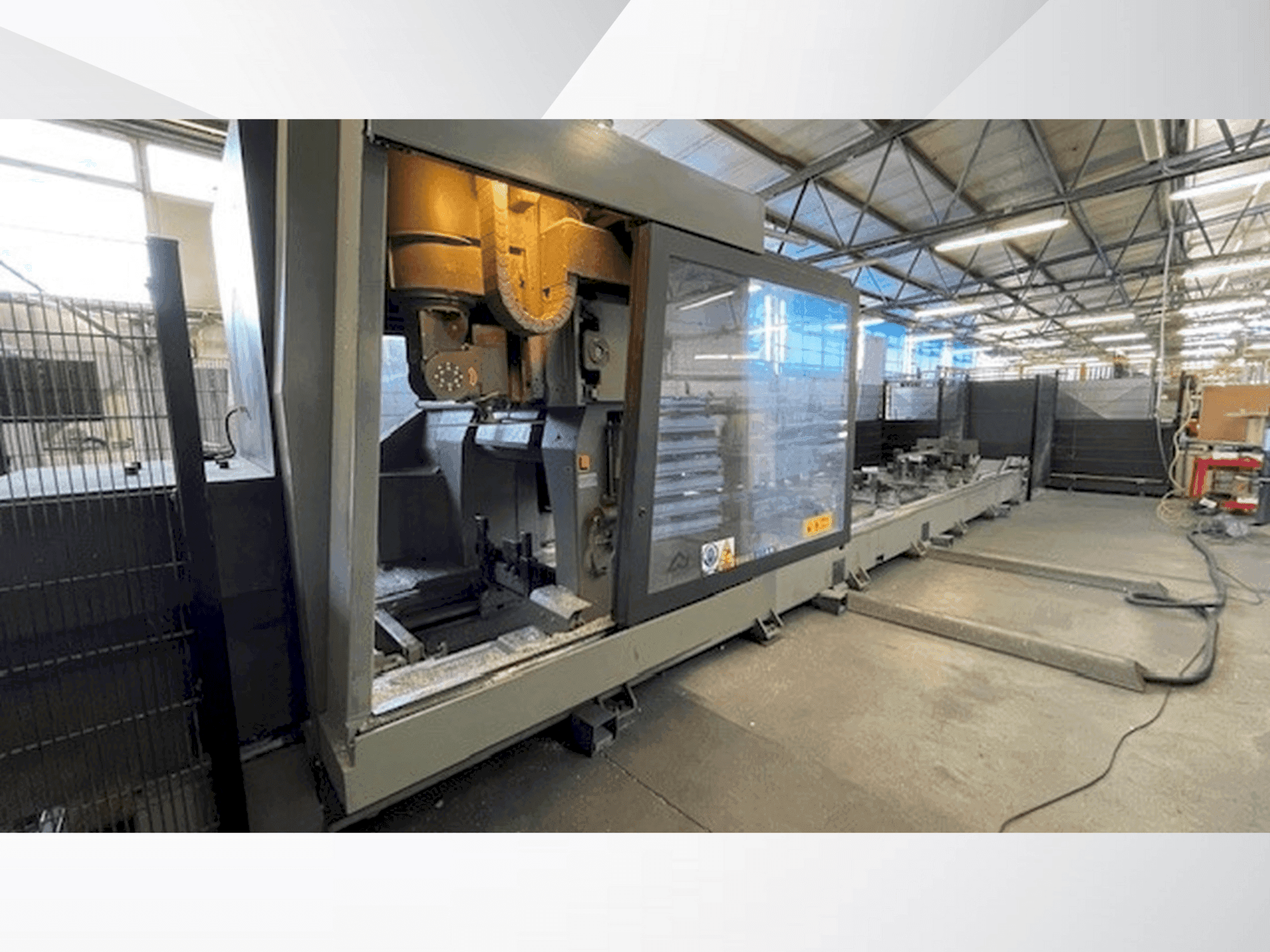 A Emmegi SATELLITE XT 7800 gép elölnézete