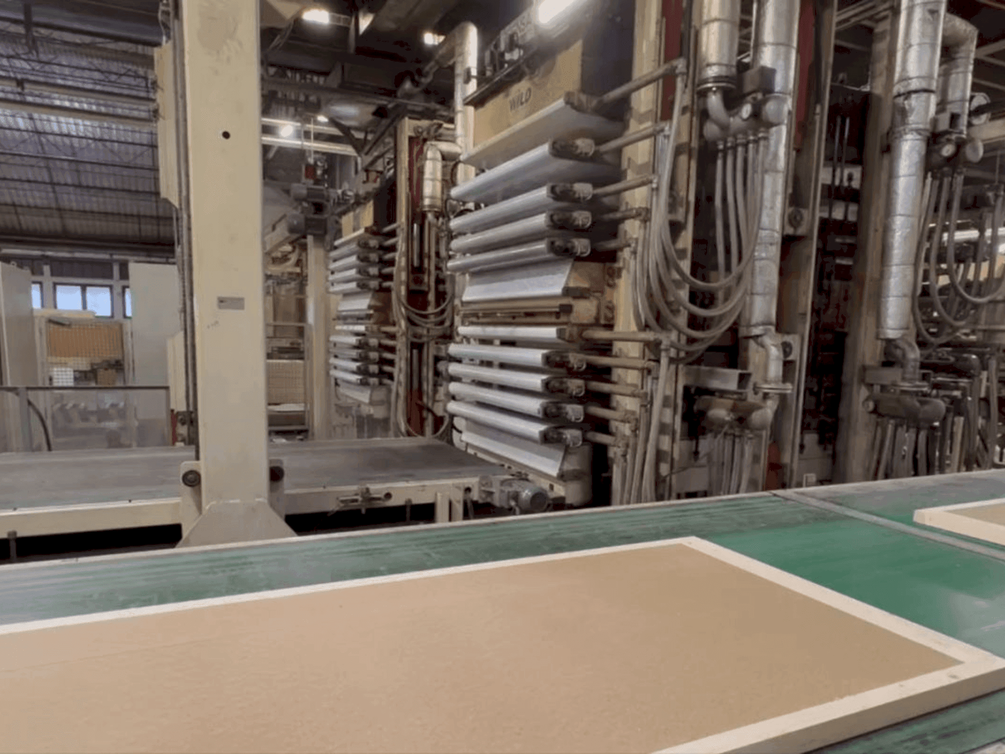 A WILD Door leaf press line gép elölnézete