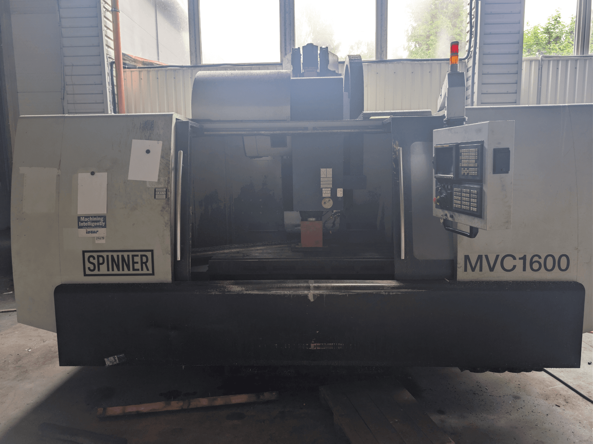 SPINNER MVC-1600 függőleges megmunkáló központ, elölnézet, amelyen látható a vezérlőpanel és a megmunkálási terület. Precíziós megmunkálásra alkalmas.