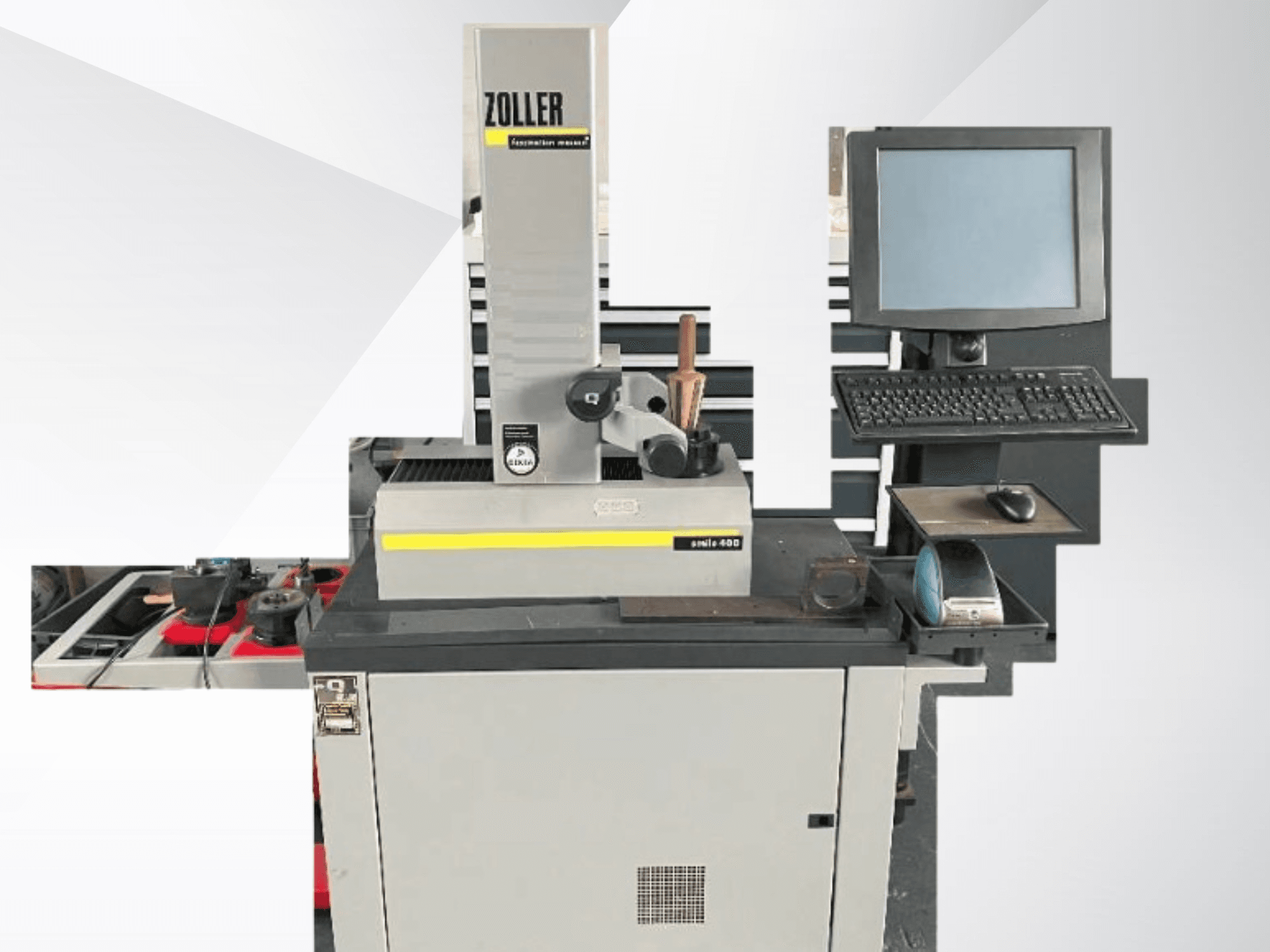 ZOLLER mérőgép számítógépes monitorral, billentyűzettel és szerszámokkal; elölnézetben szürke szín és modern kialakítás.